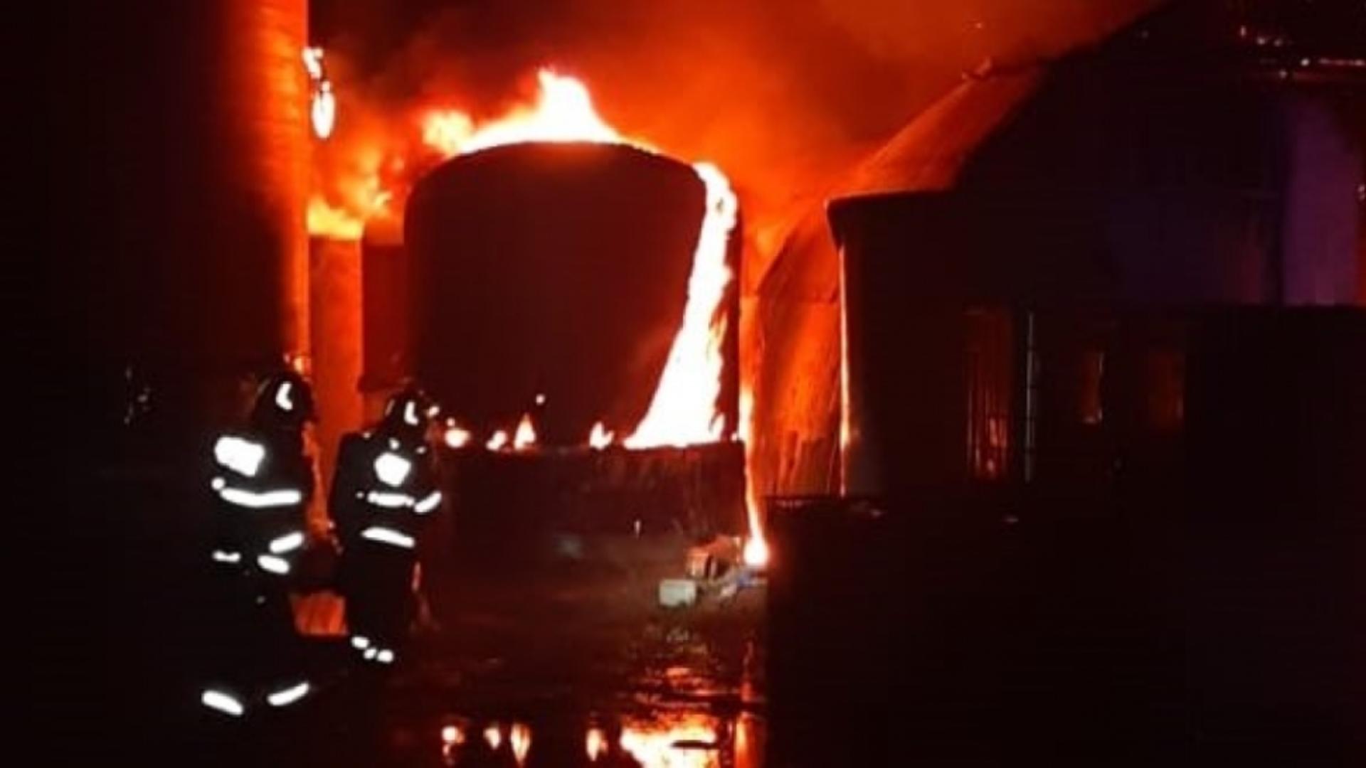 Incendiu puternic la o hală de procesare a deșeurilor industriale. Flăcările au făcut ravagii