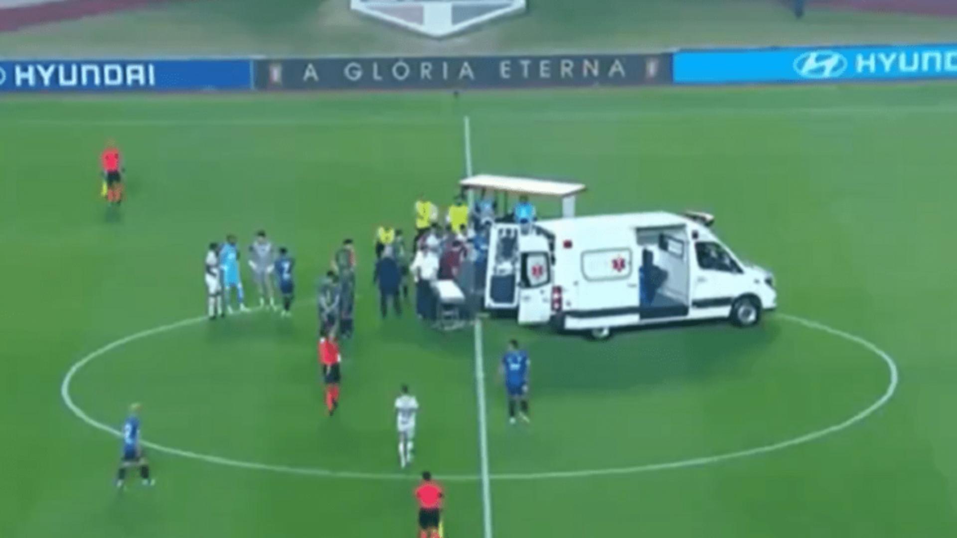 Panică pe terenul de fotbal: Un jucător s-a prăbușit în timpul meciului din cauza unei probleme cardiace - VIDEO