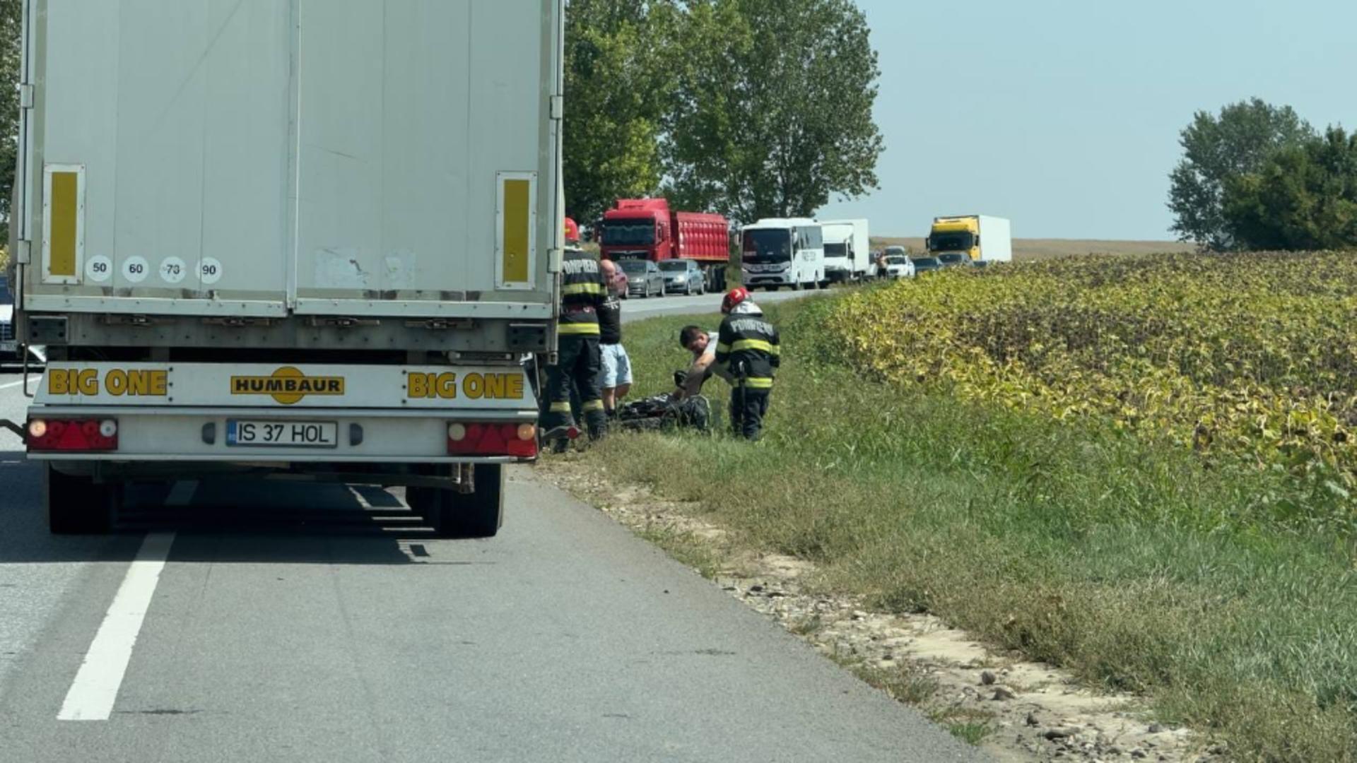 Accident grav la Iași. O tânără care conducea o motocicleta a fost spulebarată de un TIR