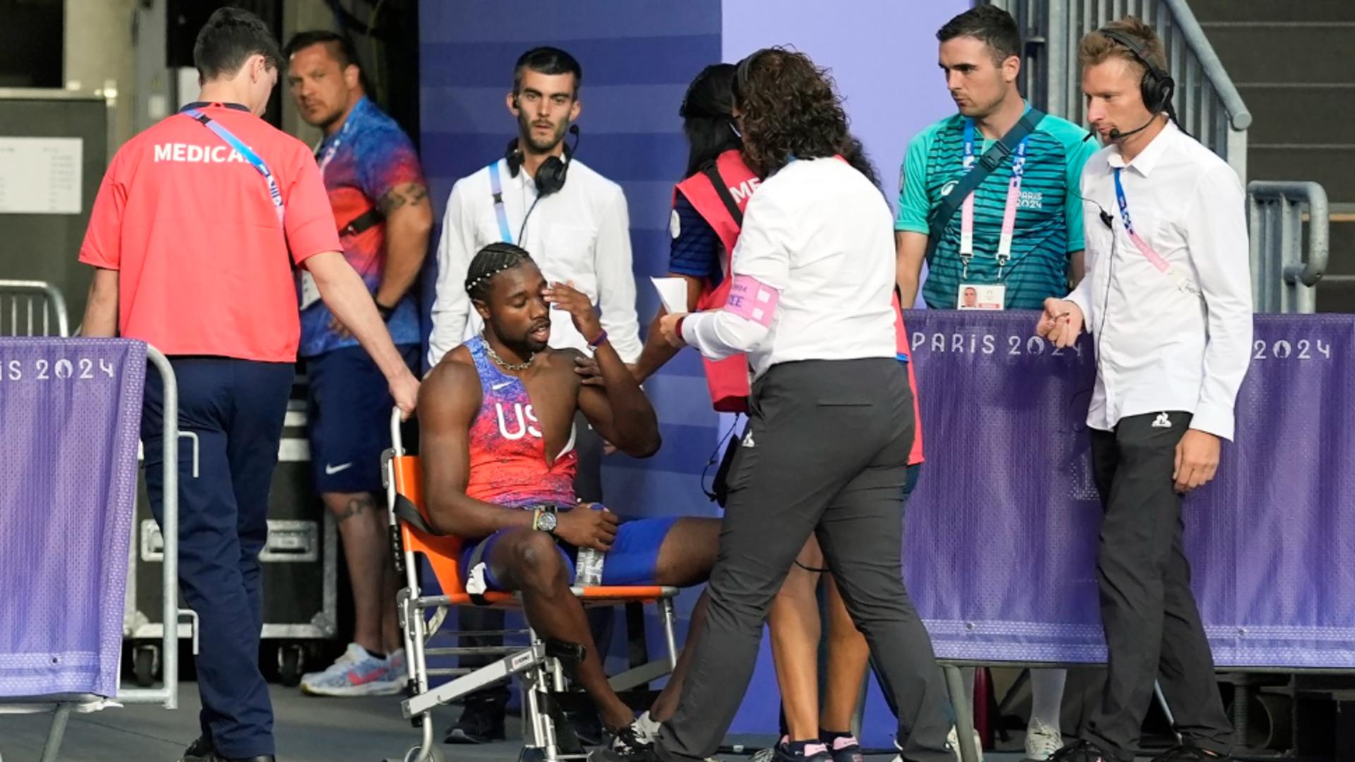 Noah Lyles a fost scos din stadion în scaunul cu rotile. Foto/Profimedia