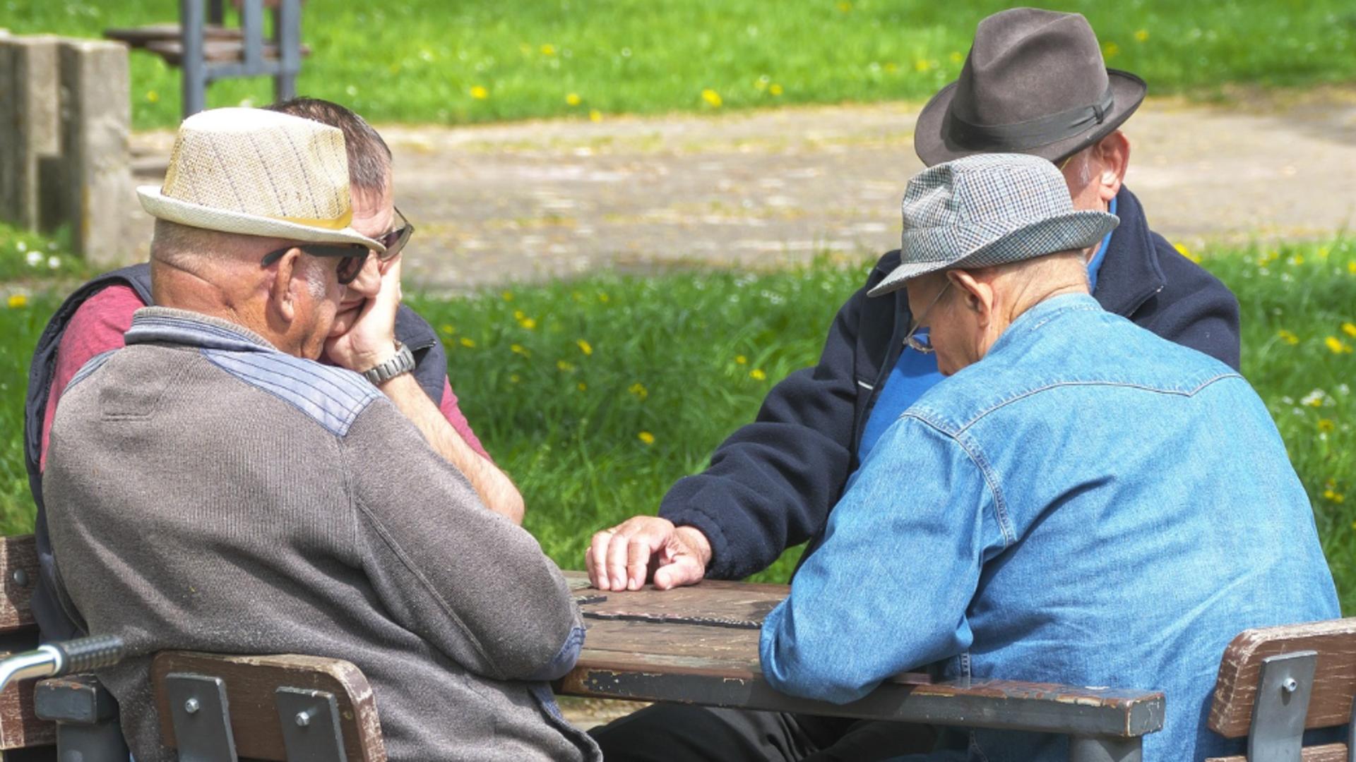 Pensionarii săraci se împrumută la Omenia. Cine sunt escrocii care profită de marea recalculare