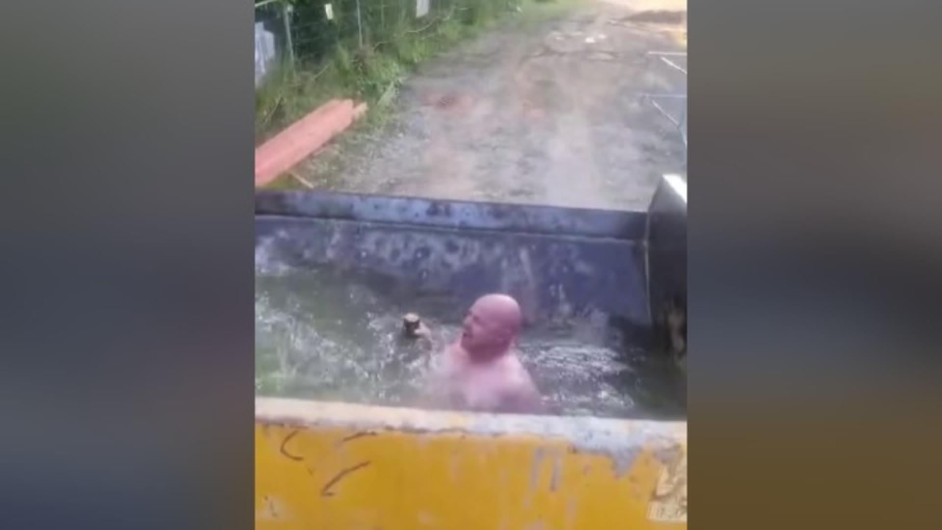 Cupa unui excavator, piscină pentru muncitori. Imagini inedite - VIDEO