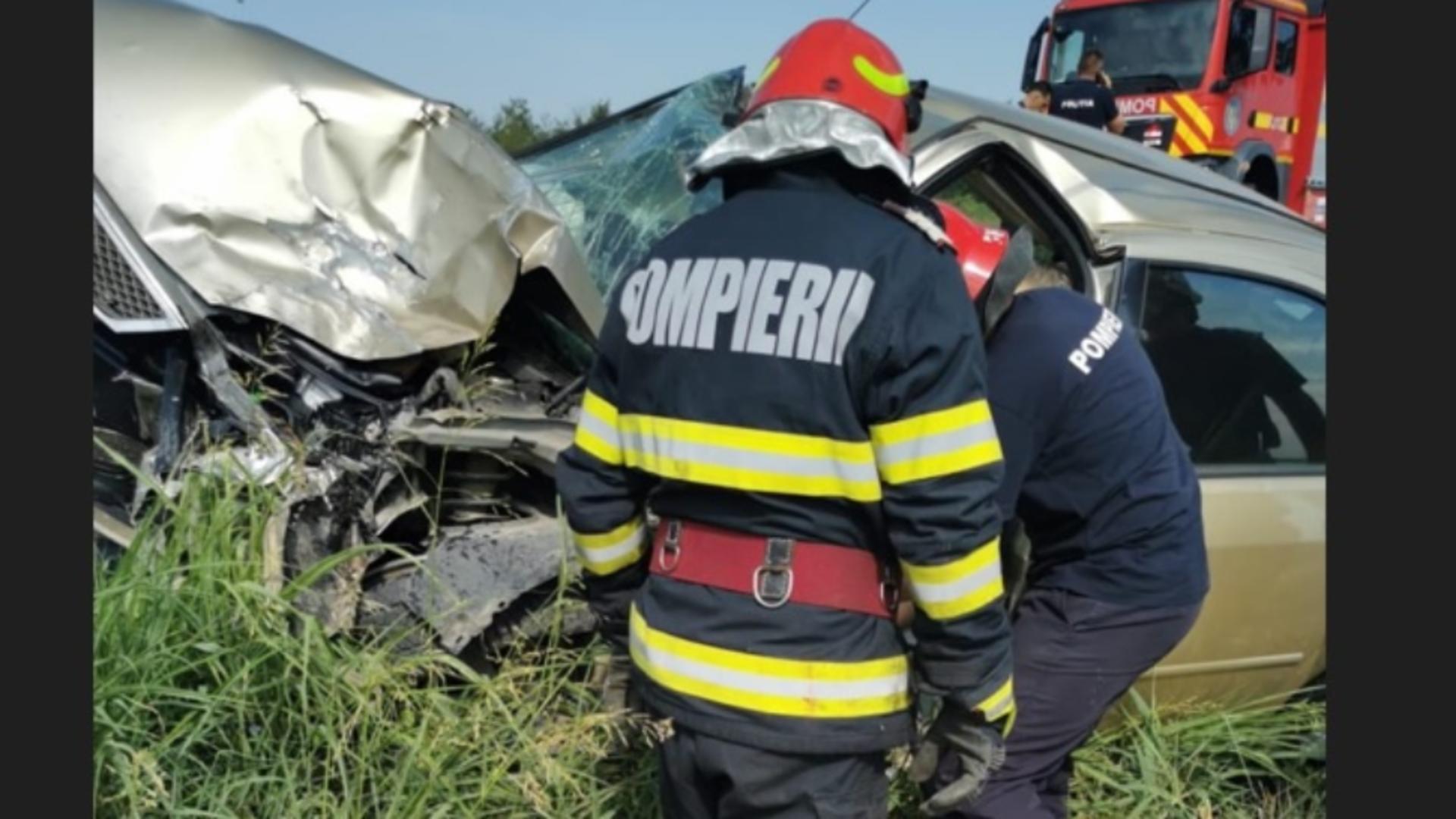 Accident MORTAL în Ialomița. Un om și-a pierdut viața, iar altul e grav rănit, după ce un autoturism s-a ciocnit cu o dubă