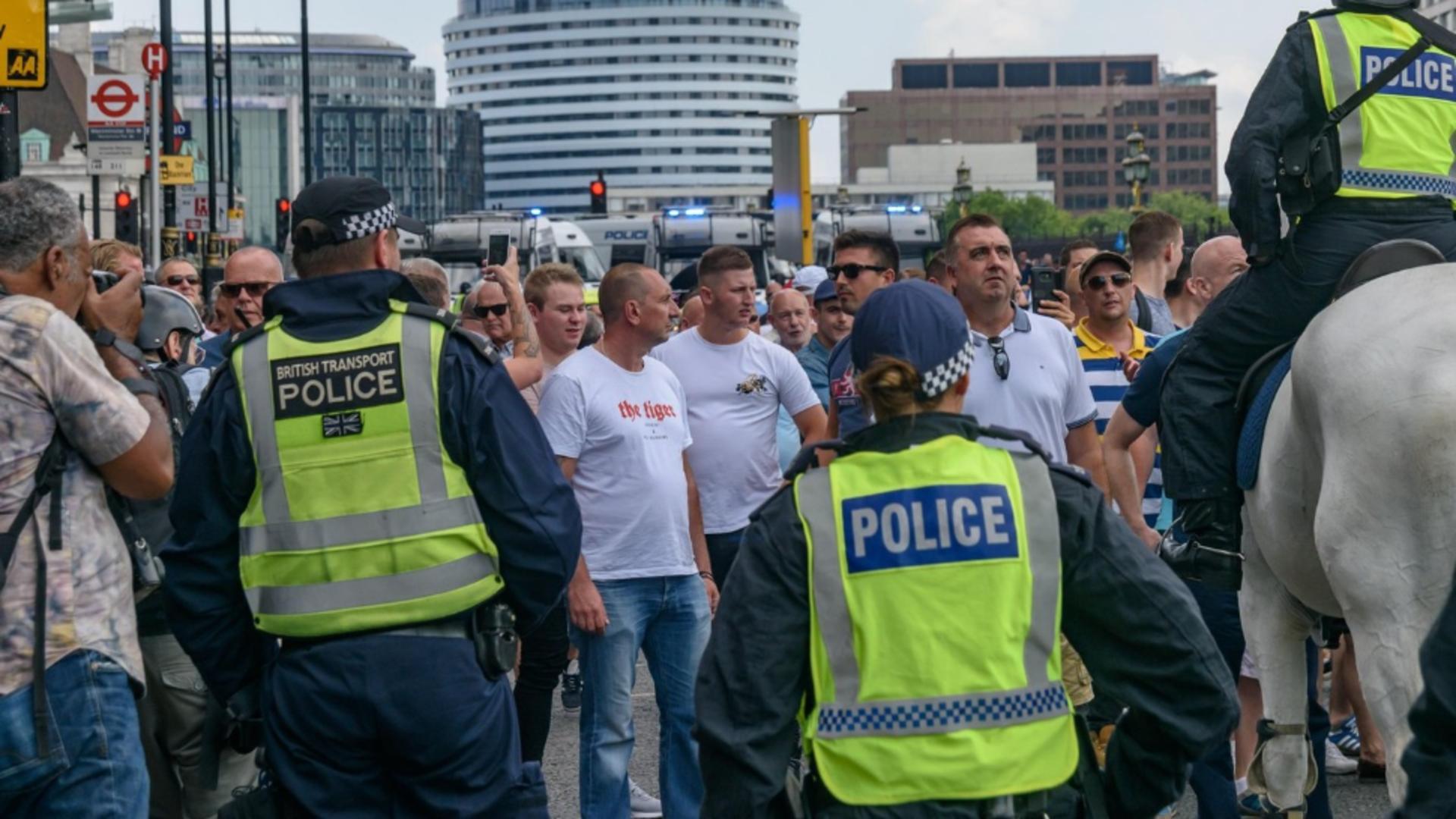 Doi participanţi la protestele anti-imigraţie din Marea Britanie au primit ani grei de închisoare. Foto: Profimedia