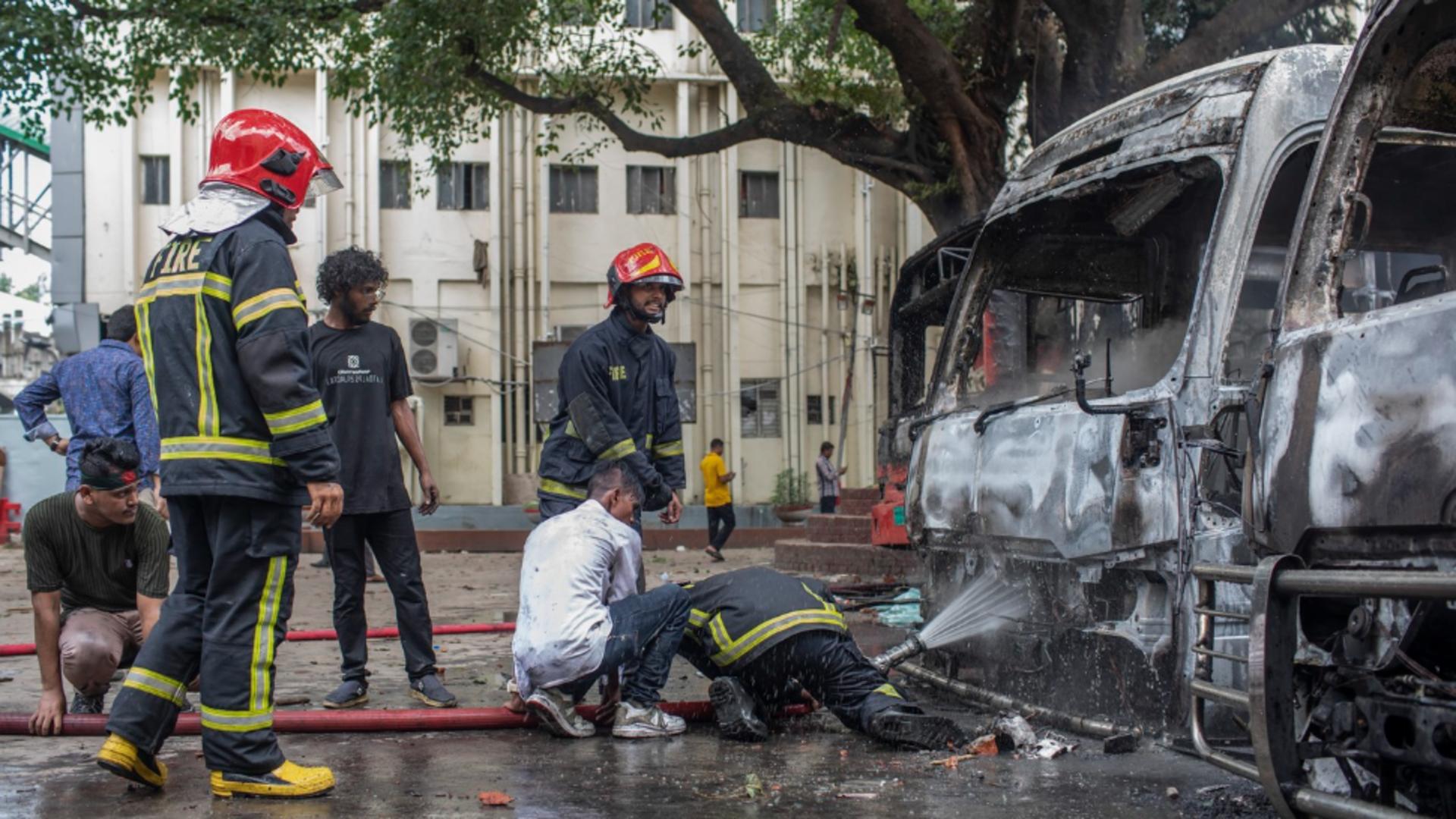 Stare de asediu în Bangladesh: Cel puţin 73 de oameni au murit în urma unor violenţe manifestaţii antiguvernamentale - GALERIE FOTO