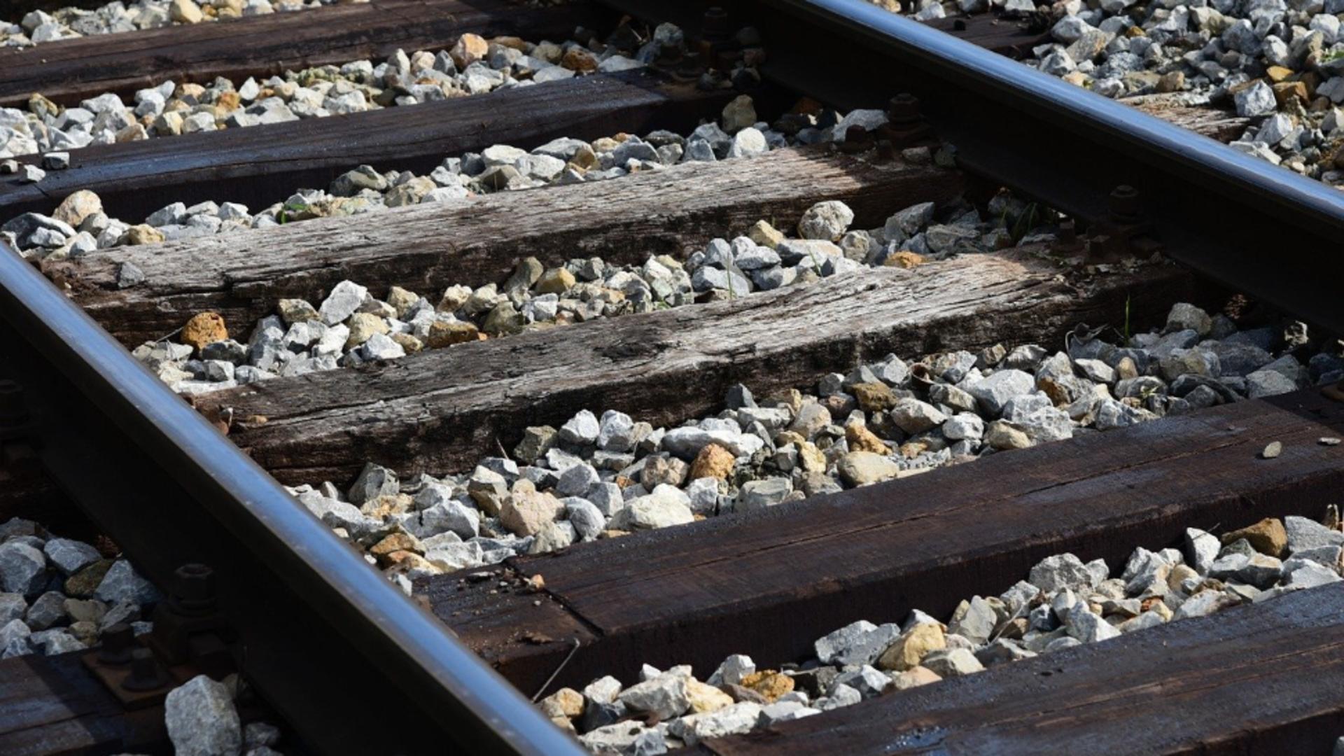 Un vagon al unui tren de marfă, deraiat în staţia Valu lui Traian. Cauzele accidentului, investigate de AGIFER / Arhivă foto