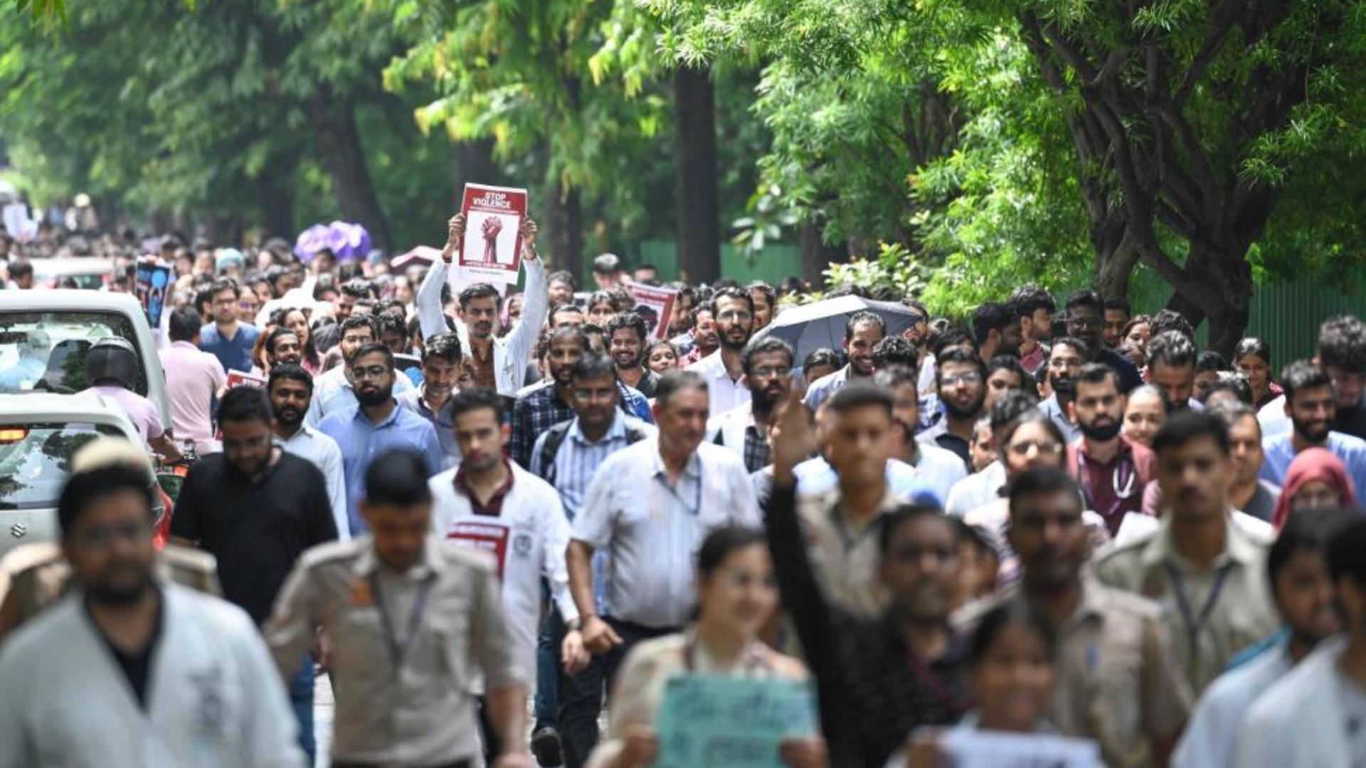 Medicii protestează după ce o doctoriță rezidentă a fost ucisă în mod brutal