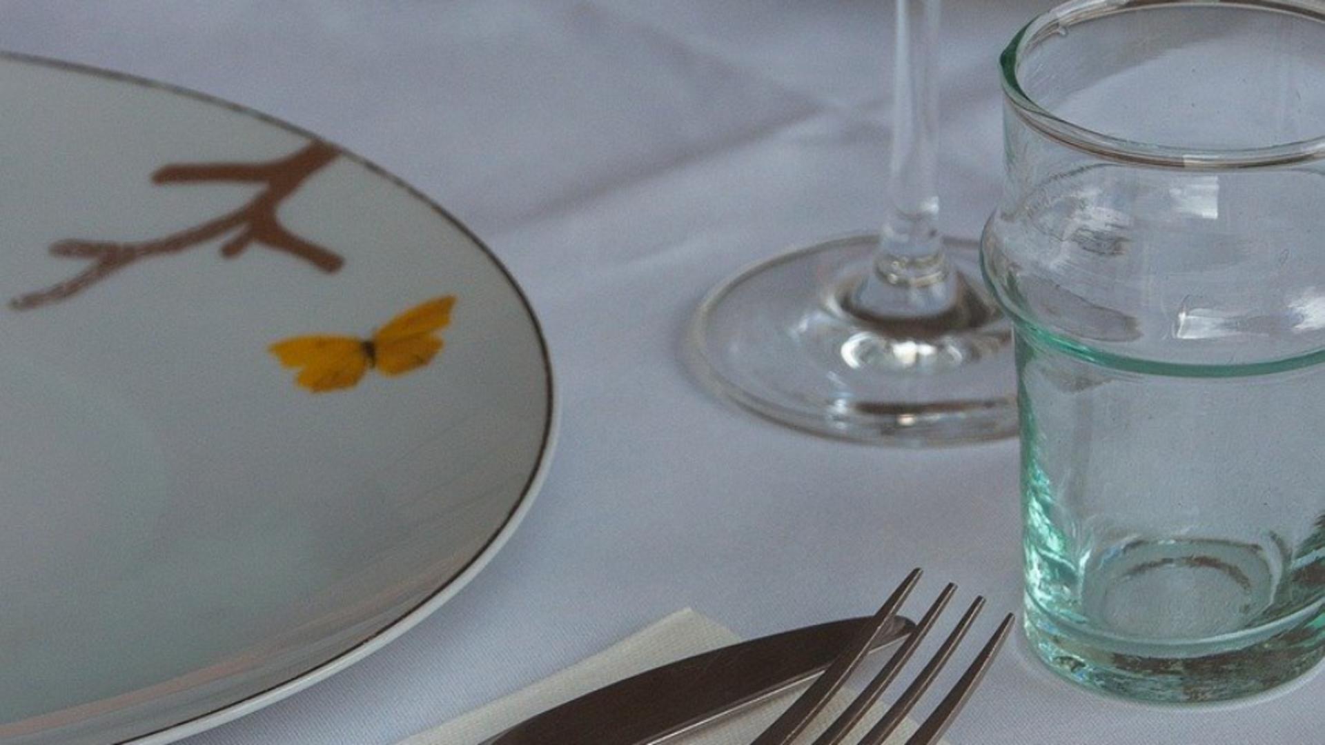 Un restaurant cere taxă pentru o farfurie goală. Clienții au rămas muți de uimire