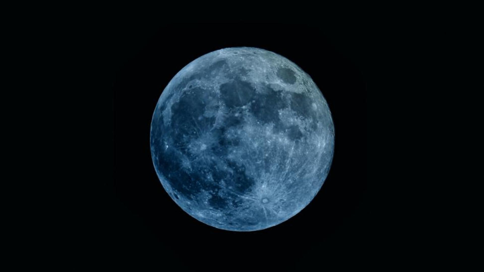 Fenomen astronomic rar: Superluna Albastră „înghite” Saturn în această noapte. Când are loc „ocultația lunară”