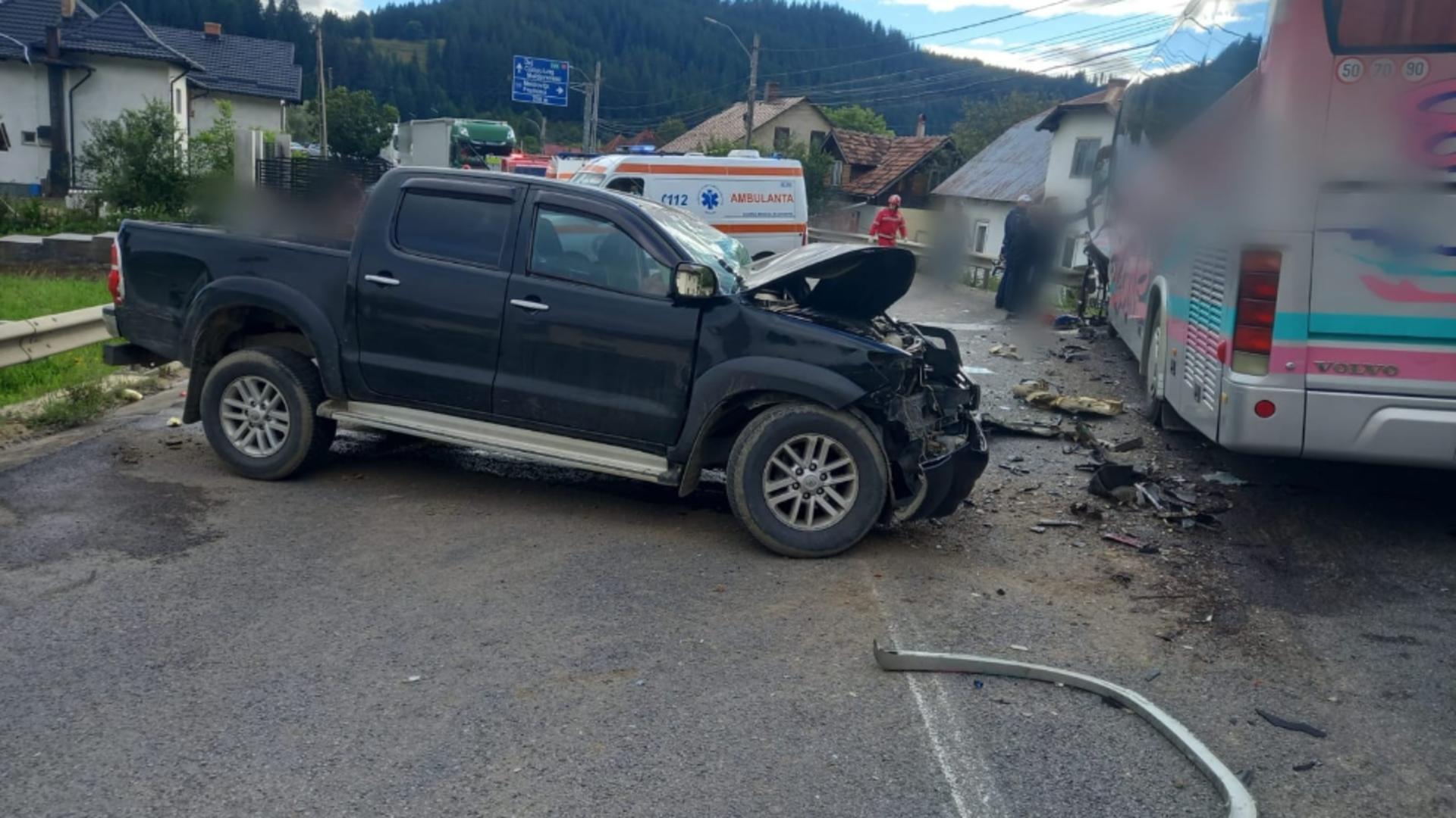 SUV făcut zob de autocar, în Suceava. 4 oameni răniți. Foto/ISU