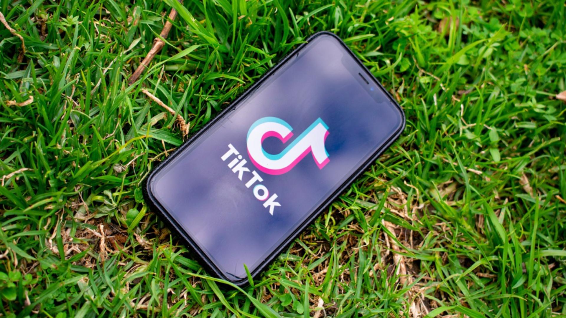 Medicii avertizează despre riscurile noului trend de pe TikTok: poate crește riscul de cancer