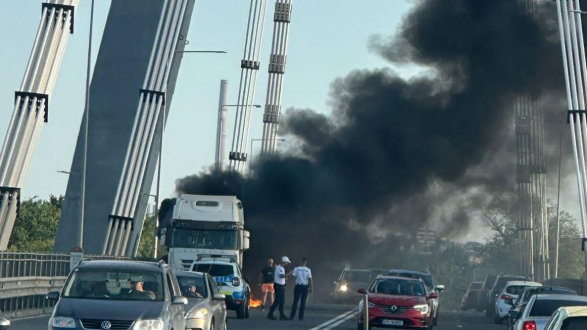 Un TIR plin cu piatră a luat foc pe podul de la Agigea. Foto/ziarulamprenta