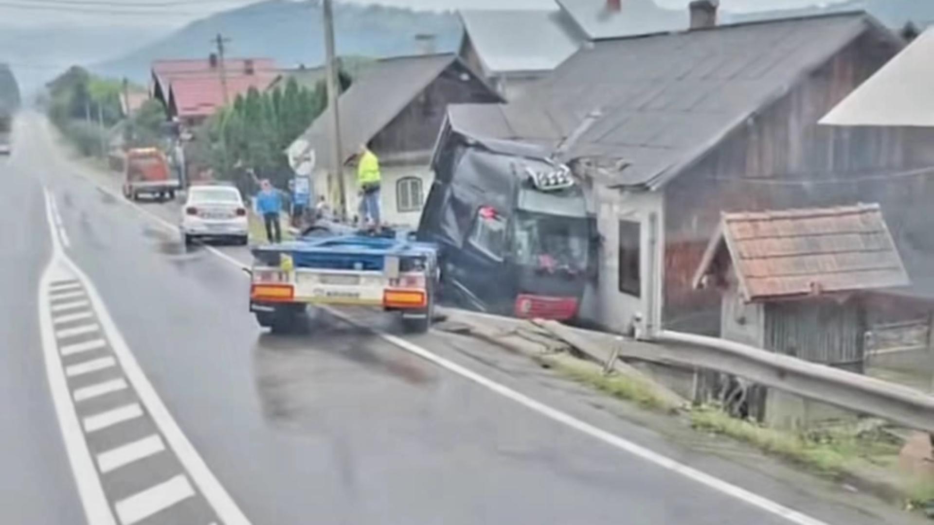 Carosabilul era umed, iar camionul a derapat într-o curbă periculoasă, lovind un parapet. Foto/iasilife