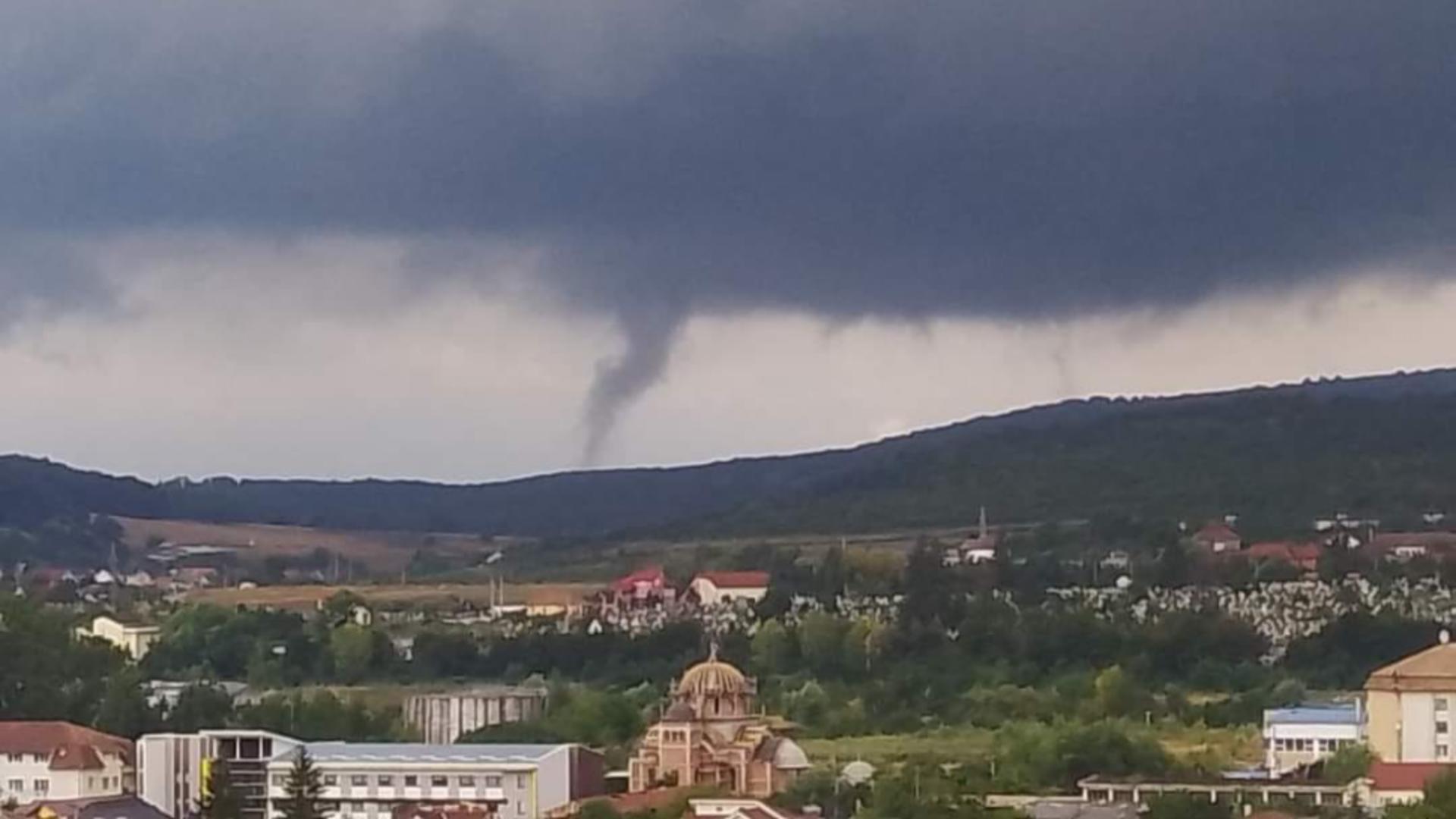 O tornadă a măturat orașul Bistrița. Foto/vremeainmiscare