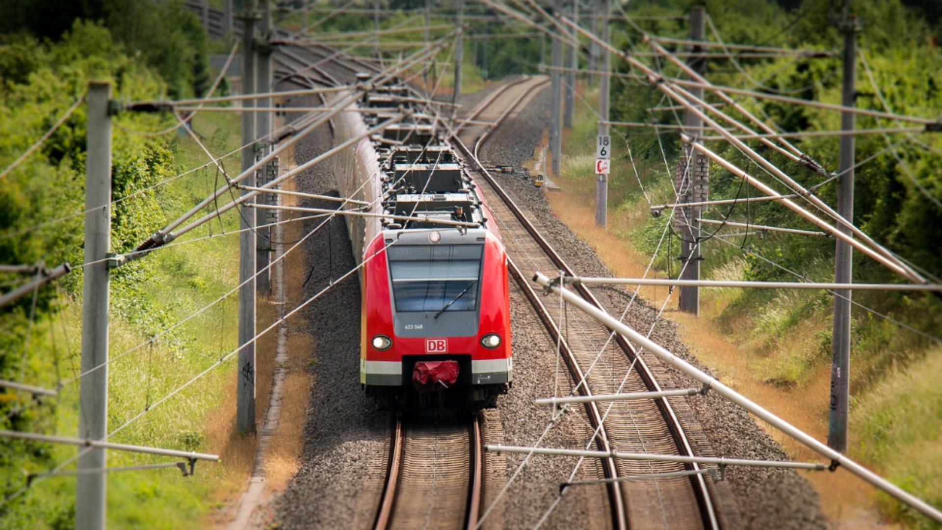 Conductorul unui tren, rănit după ce a lovit un utilaj agricol aflat pe calea ferată. Bărbatul de 27 de ani a ajuns la spital/ Arhivă foto