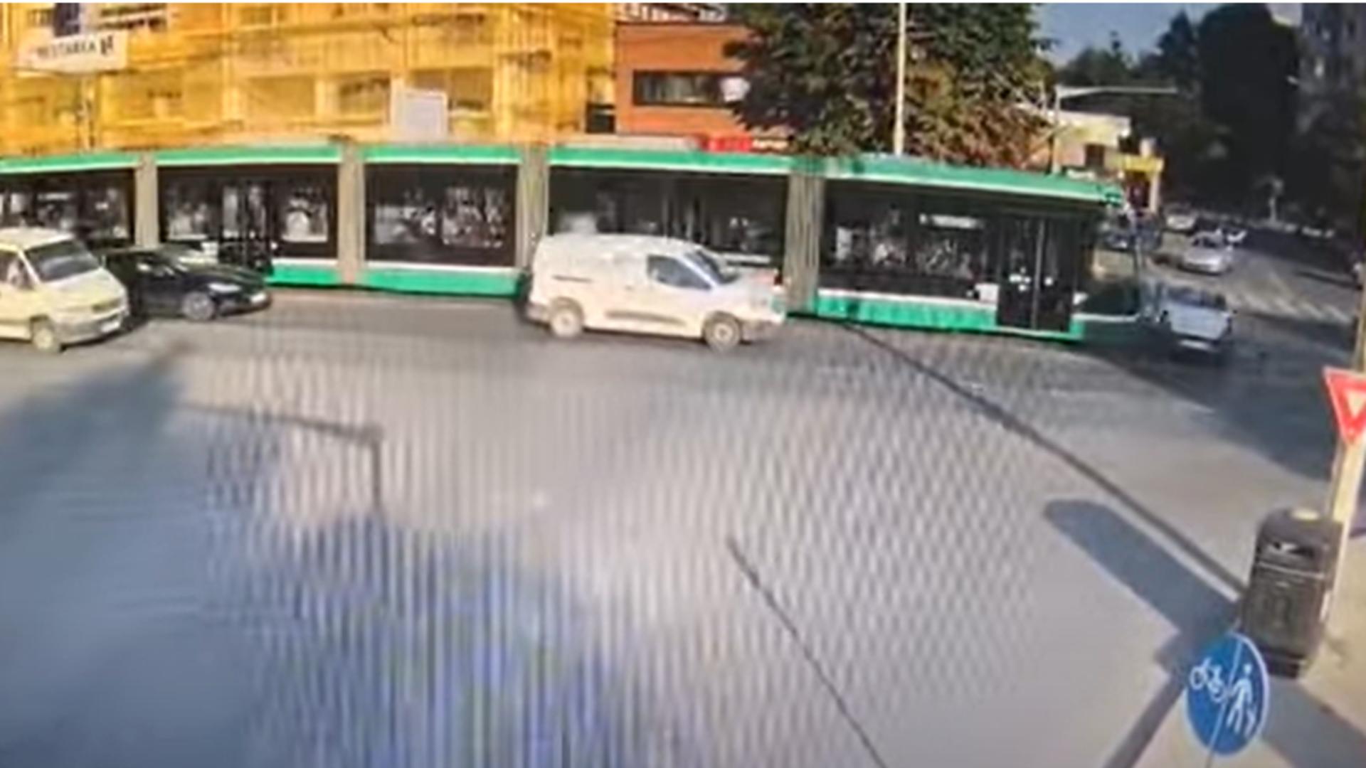 Momentul în care un Logan este spulberat de un tramvai, după ce a intrat într-o intersecție fără să se asigure