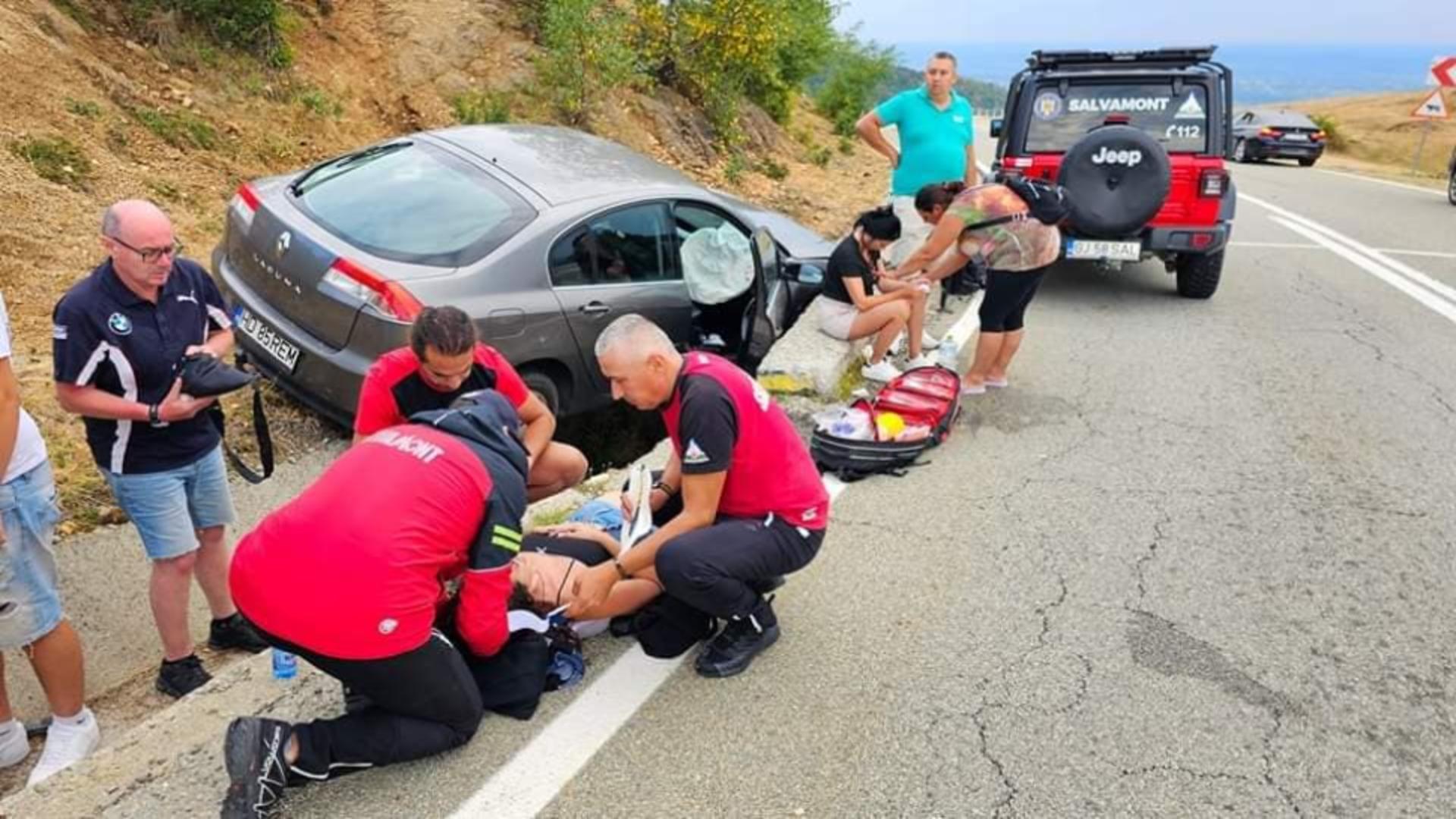 Un salvamontist aflat în timpul liber, a evaluat victimele accidentului de pe Transalpina. Foto/Salvamont