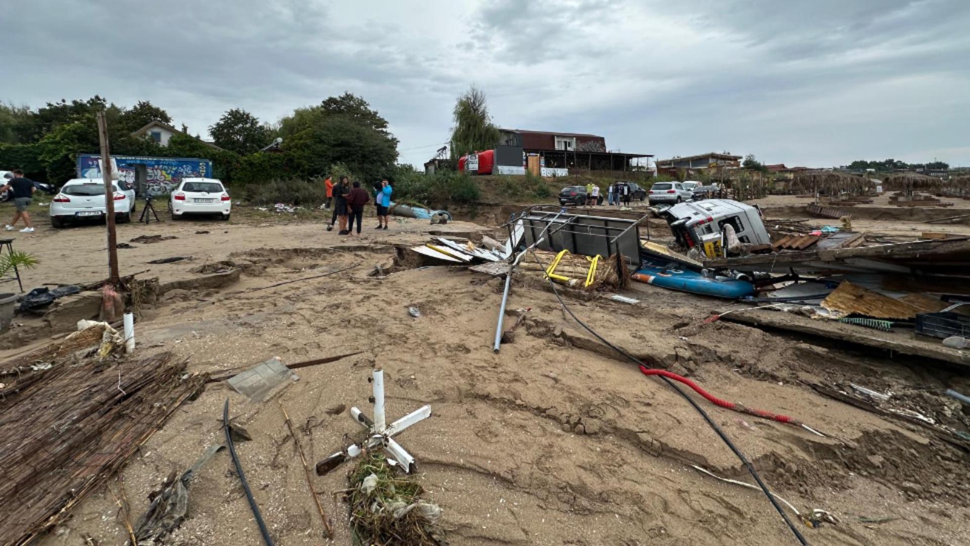 Ploaia a făcut prăpăd în Vama Veche și Mangalia. Țărmul mării arată ca după tsunami. "Dumnezeule mare! Casele noastre sunt sub apă!“ - VIDEO