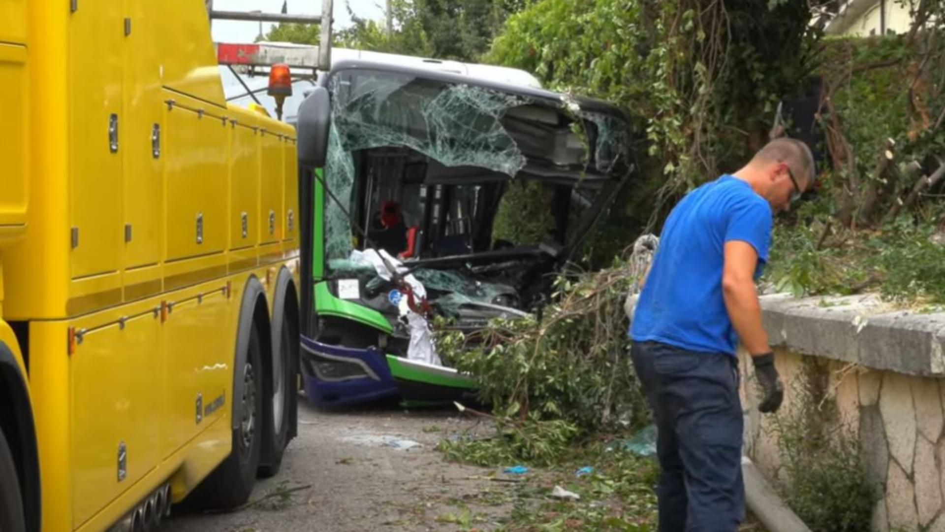 În autobuz se mai aflau cinci cetățeni străini, care au fost răniți. Foto/Captură video