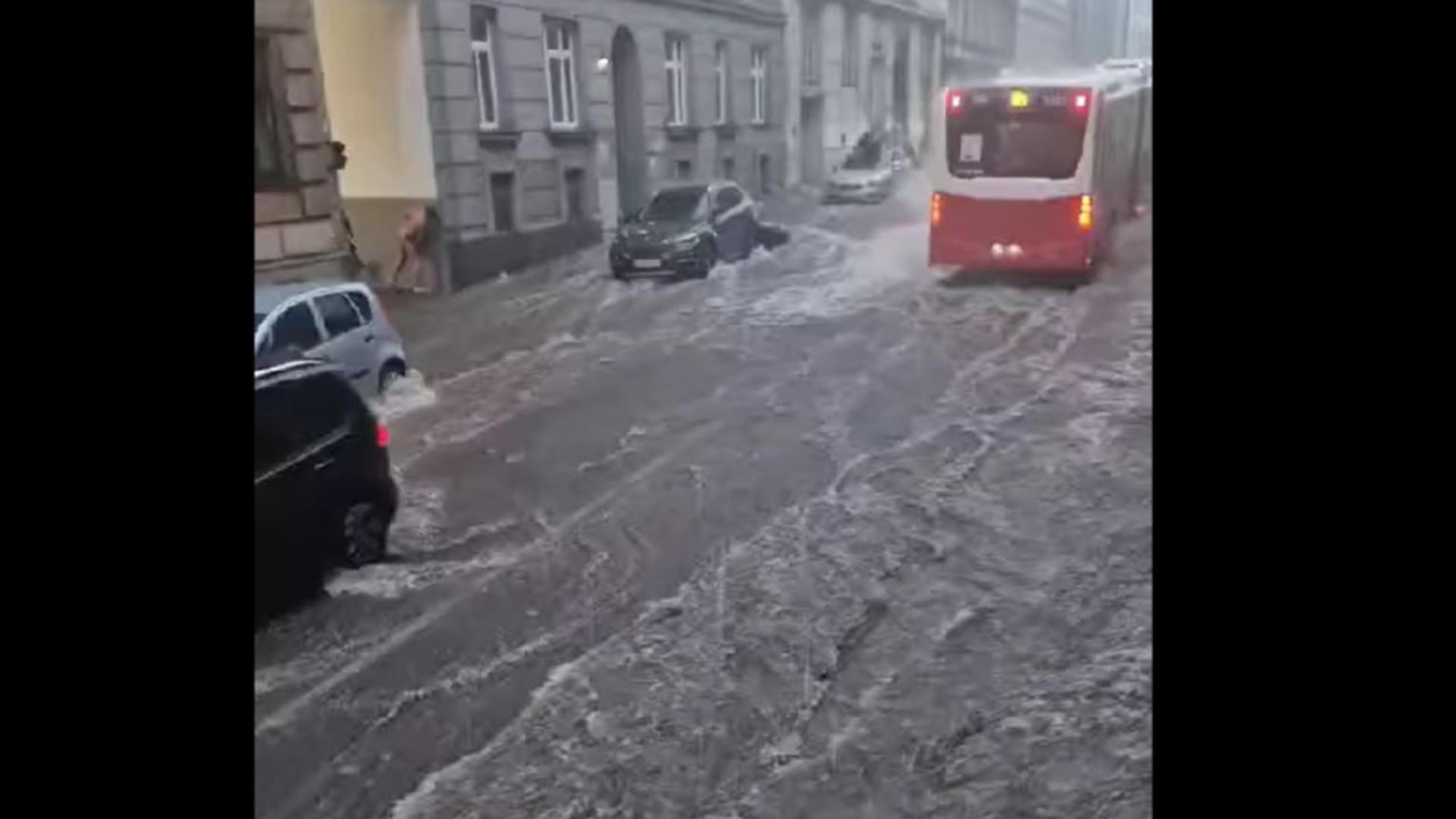 Ploile torențiale au paralizat capitala Austriei. Foto/Captură video