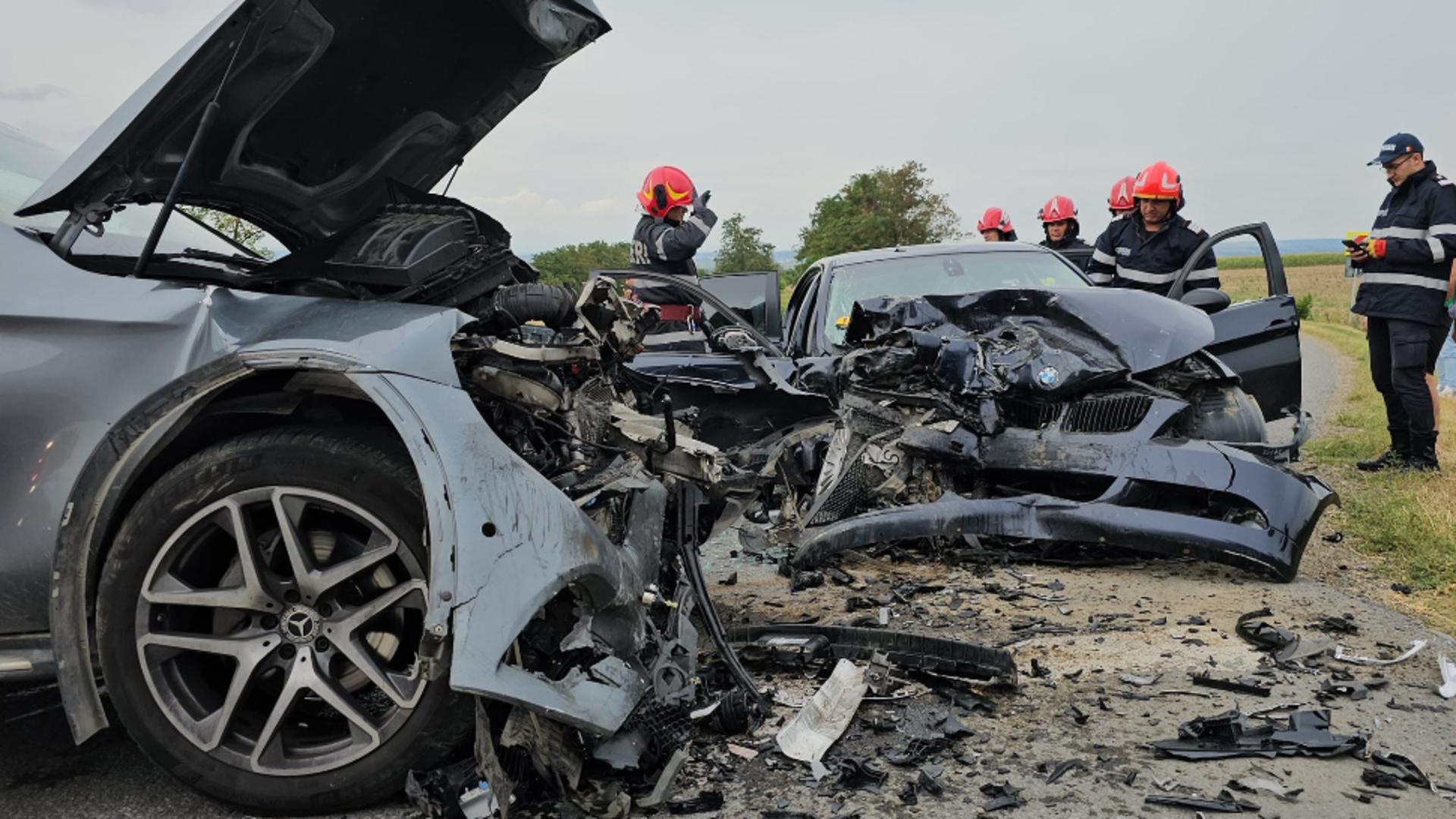 În accident au fost implicate trei autoturisme, în care erau, în total, şapte persoane. Foto/ISU