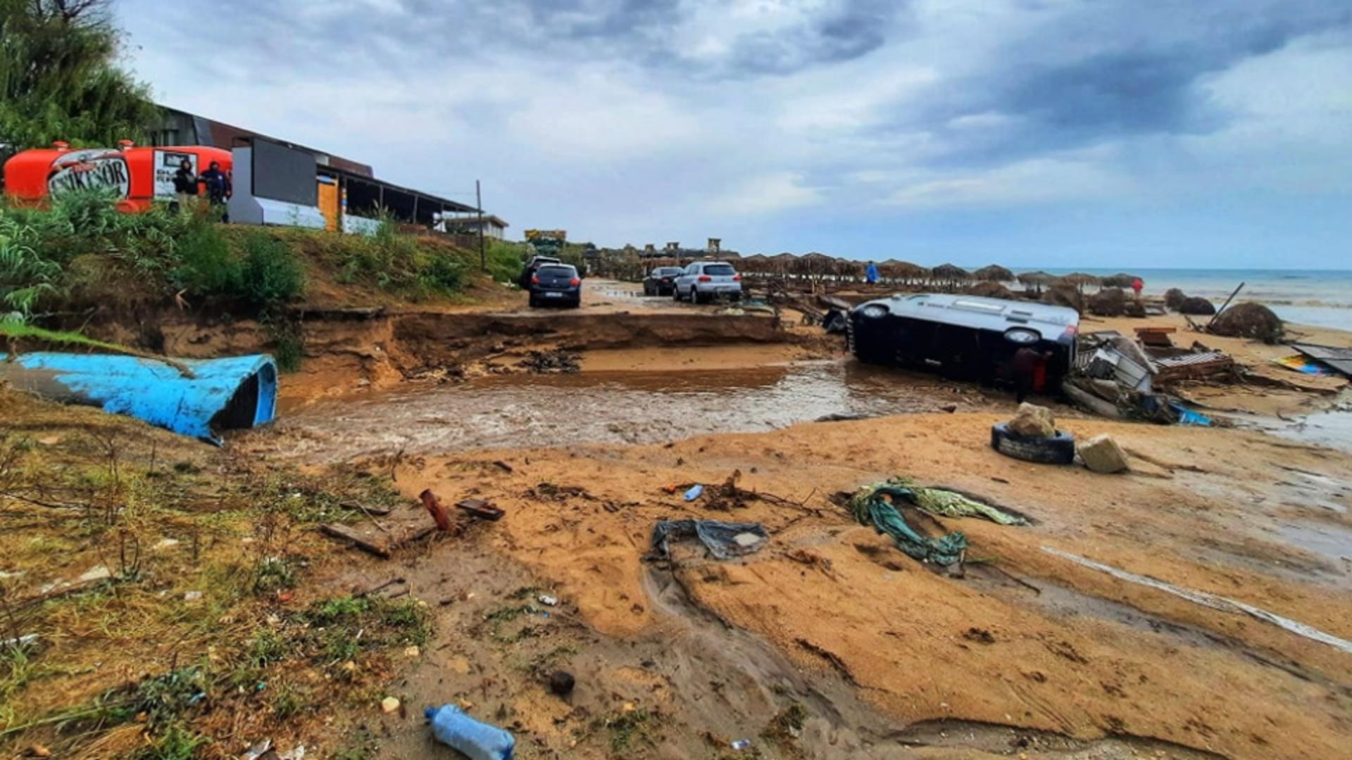 Inundațiile devastatoare de la mare au distrus multe stațiuni de pe litoral. Foto/Cătălin Chivu