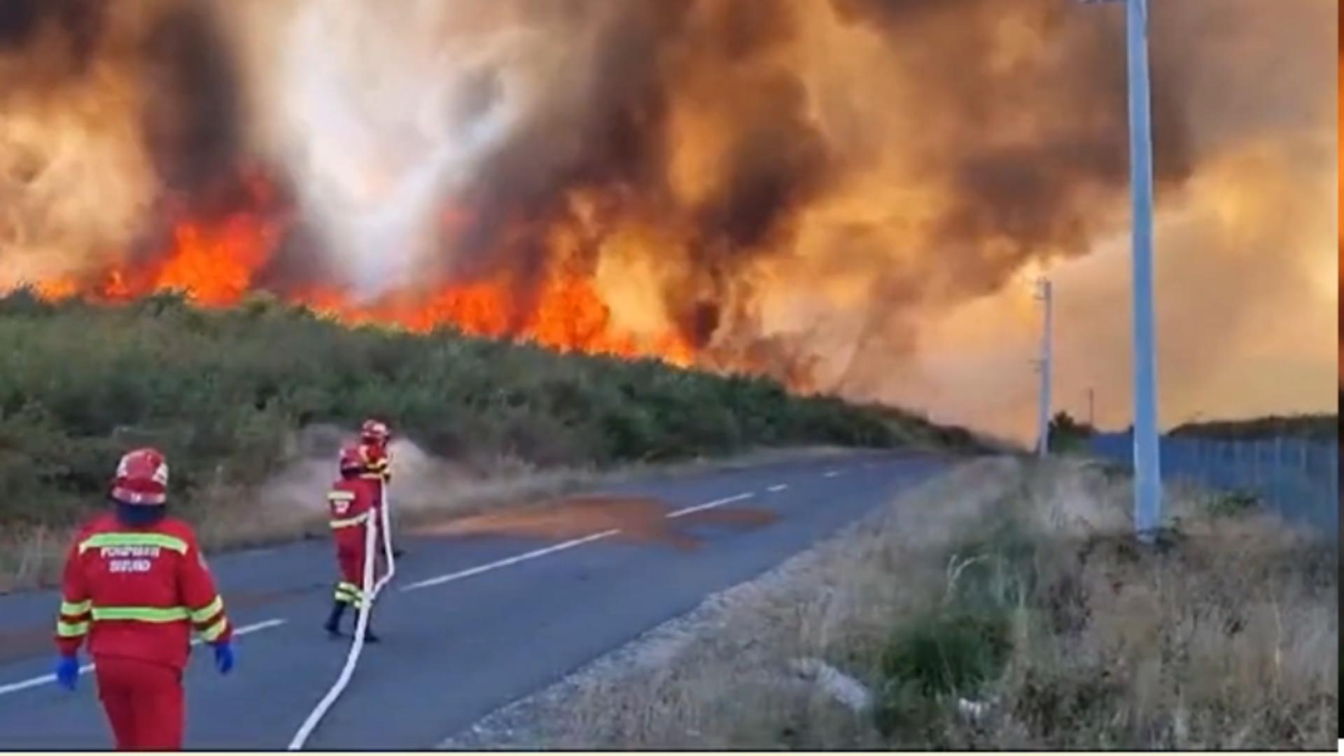 INCENDIU Maramureș. Peste 300 de pompieri și două aeronave Spartan de la MApN intervin pentru stingerea focului. Traficul pe DN 1, oprit complet