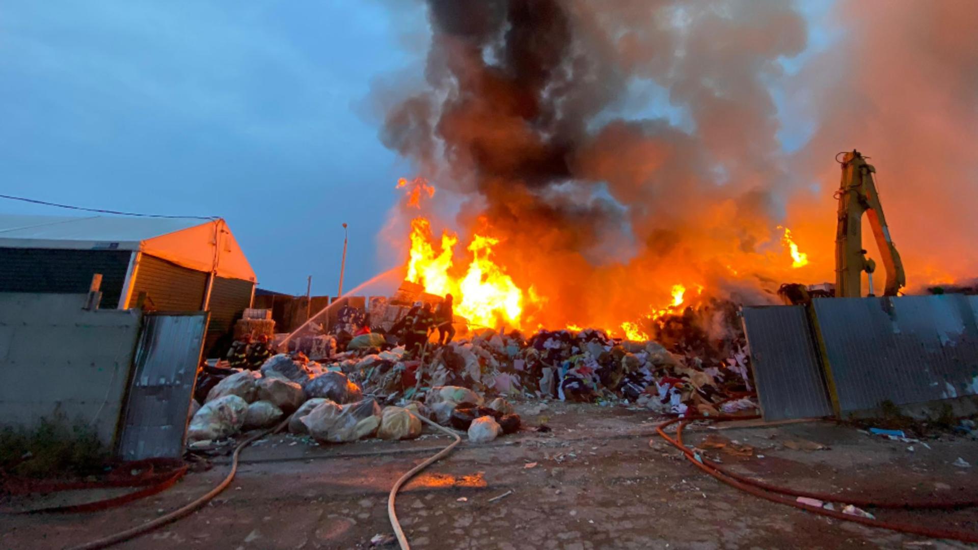 Incendiu violent în zona Viile Sibiului: mai multe deșeuri au luat foc! A fost transmis un mesaj RO-Alert/ Foto: ISU Sibiu