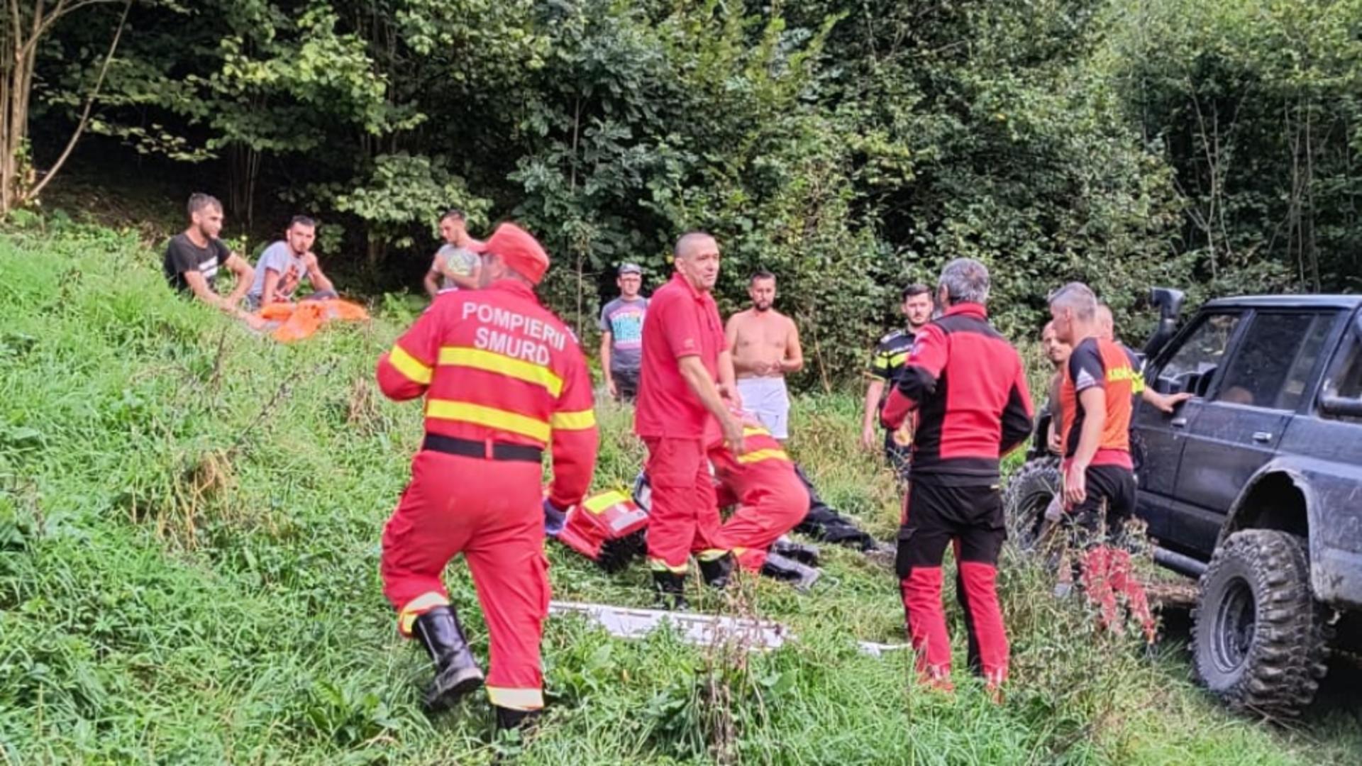 Tânăr atacat de o ursoaică cu pui în timp ce își căuta un animal rătăcit în pădure / Salvamont Maramureș