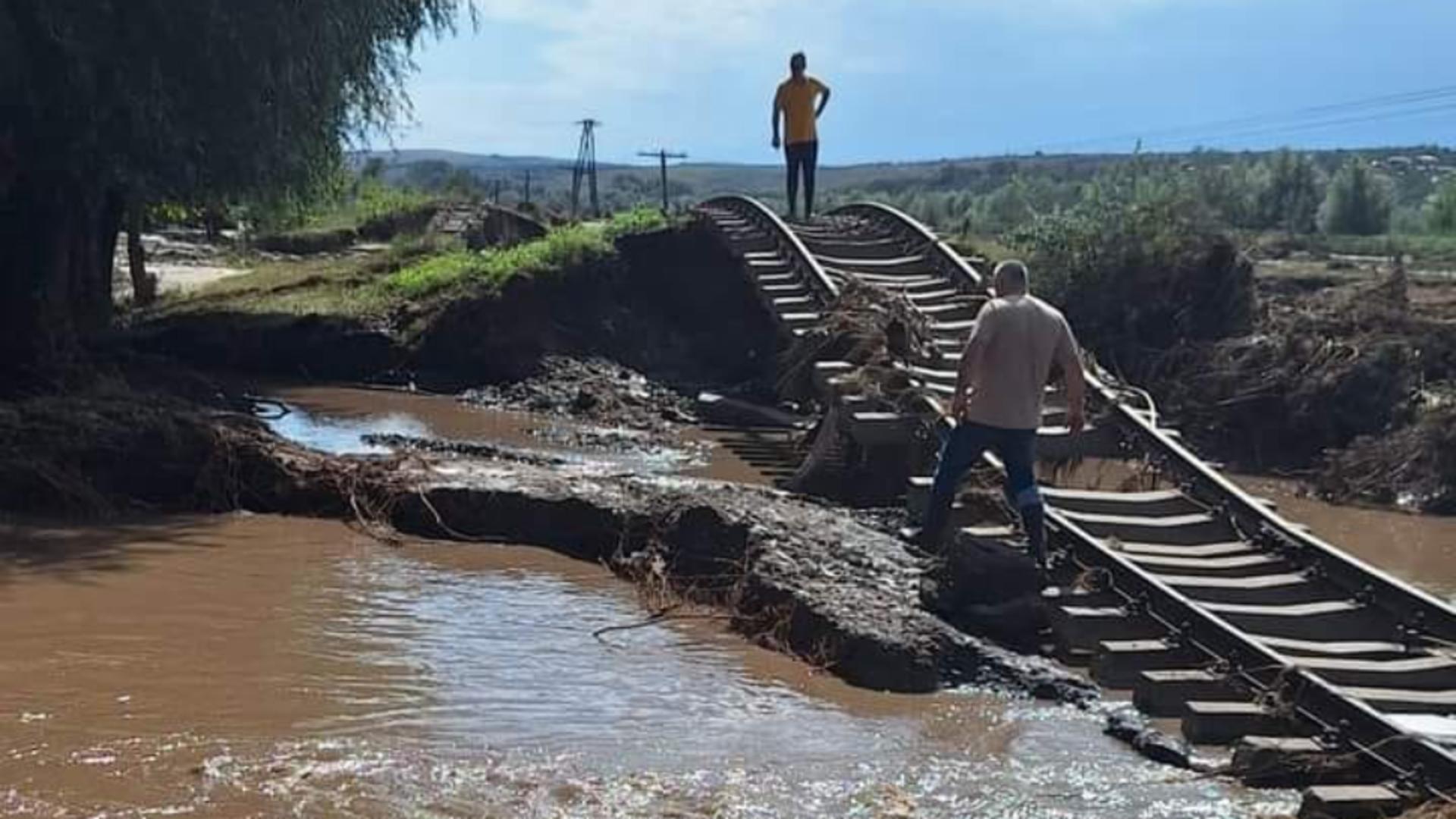 Dezastru pe calea ferată! Un tronson a fost DISTRUS COMPLET de inundații