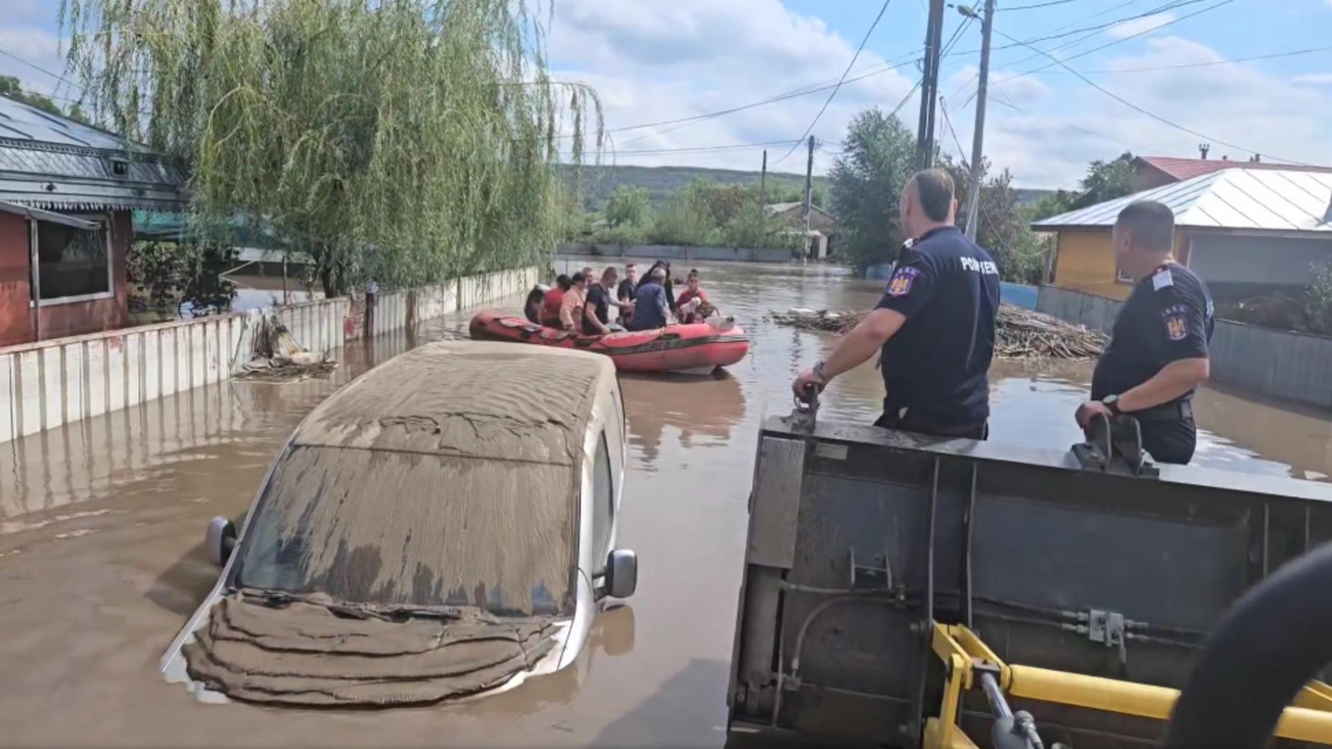 Baraj de acumulare, revărsat pe drumurile unei comune. Alertă uriașă în județul Vaslui