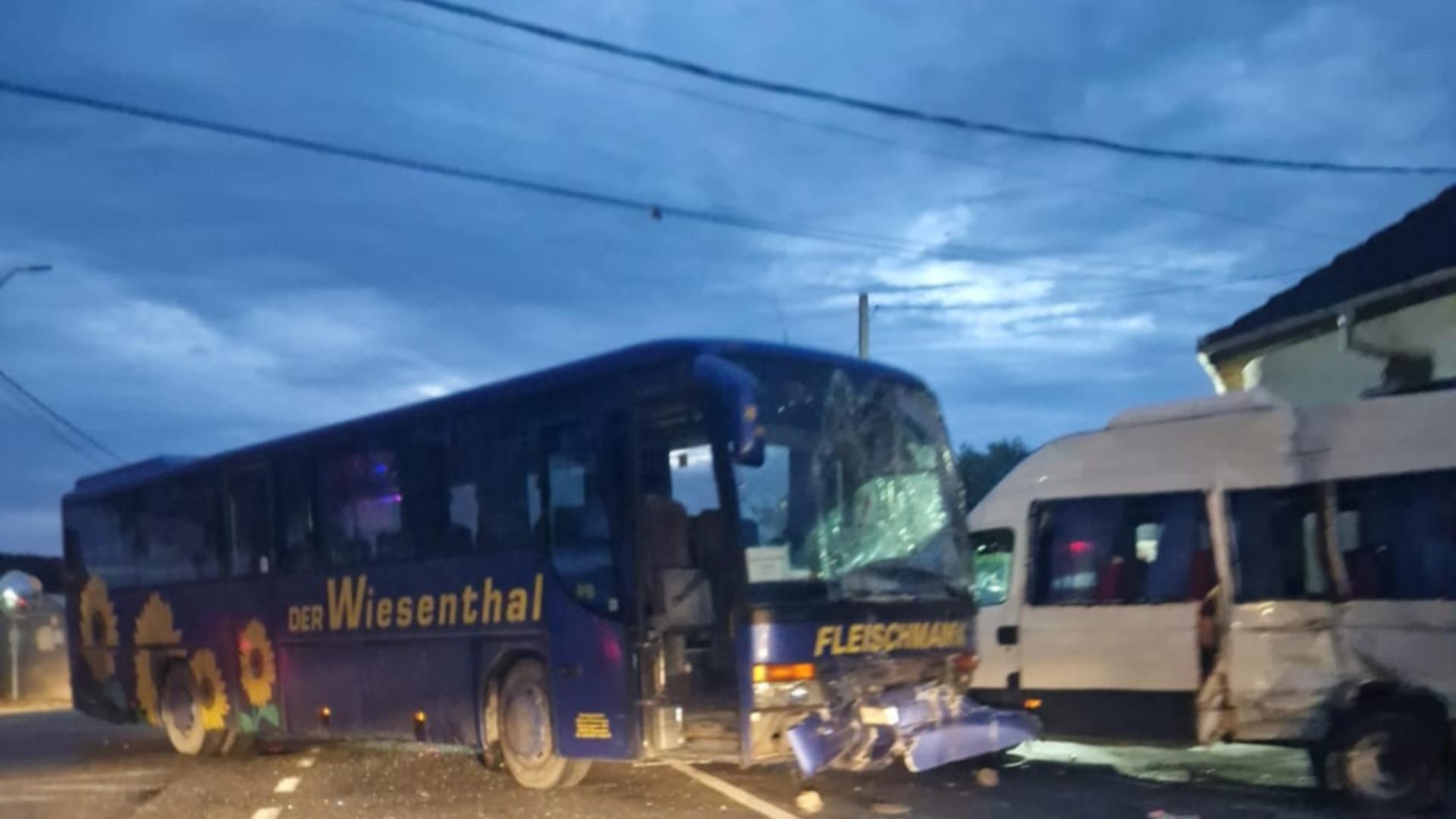 Impact violent între un autobuz şi un microbuz, în Gorj: 8 victime. Traficul în zonă este oprit