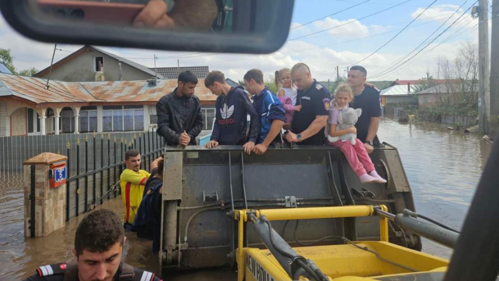 Localnici din Pechea evacuați cu utilaje speciale