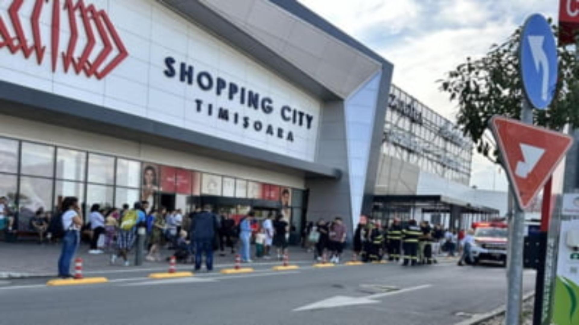 Panică la mall: Zeci de persoane evacuate în urma unui incendiu declanșat de o trotinetă electrică