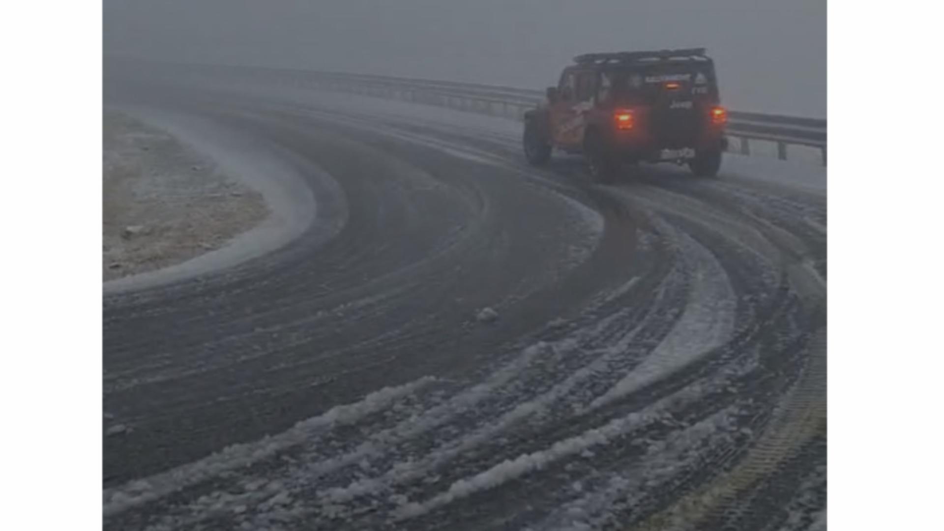 Avertizare Salvamont Gorj: Ninge pe Transalpina! Stratul de zăpadă ajunge aproape la 5 cm – VIDEO