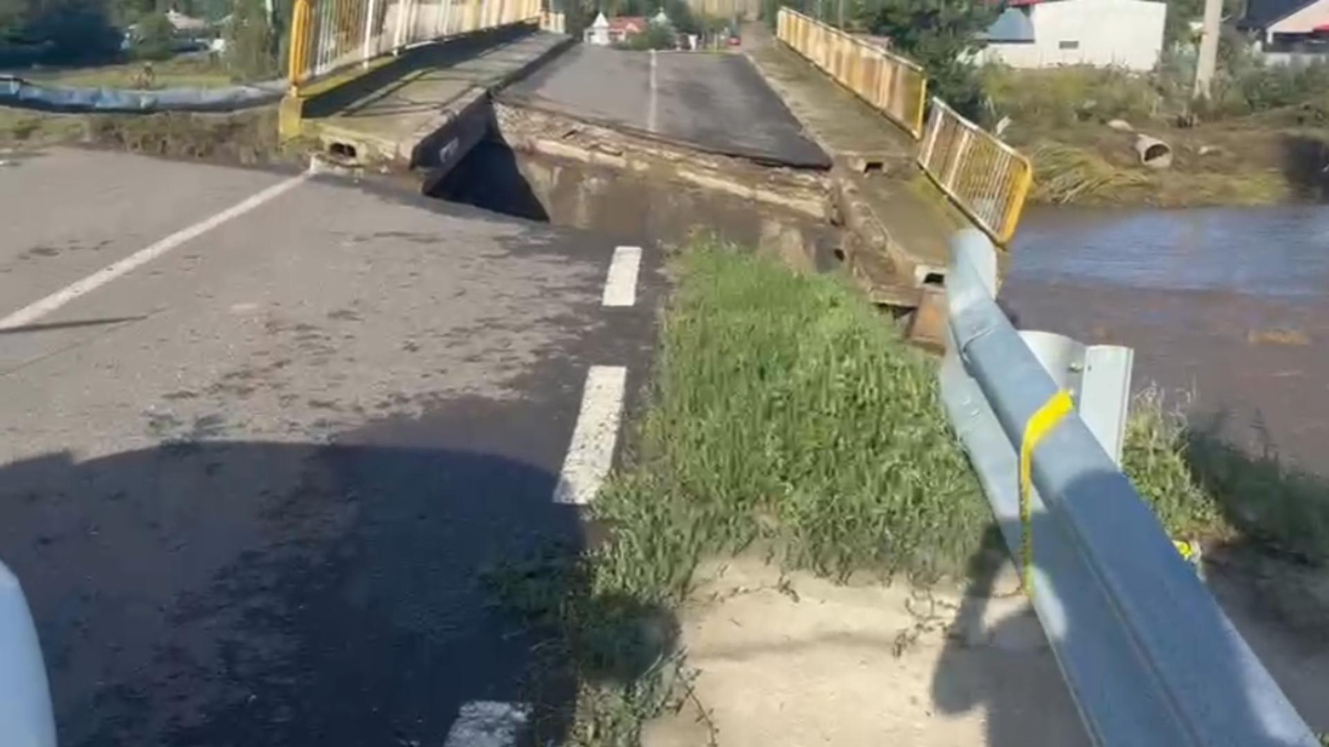 Disperarea atinge cote maxime în județul Galați: pod rupt de viitură, în localitatea Suhurlui. Nicolae Ciucă, în mijlocul sinistraților 