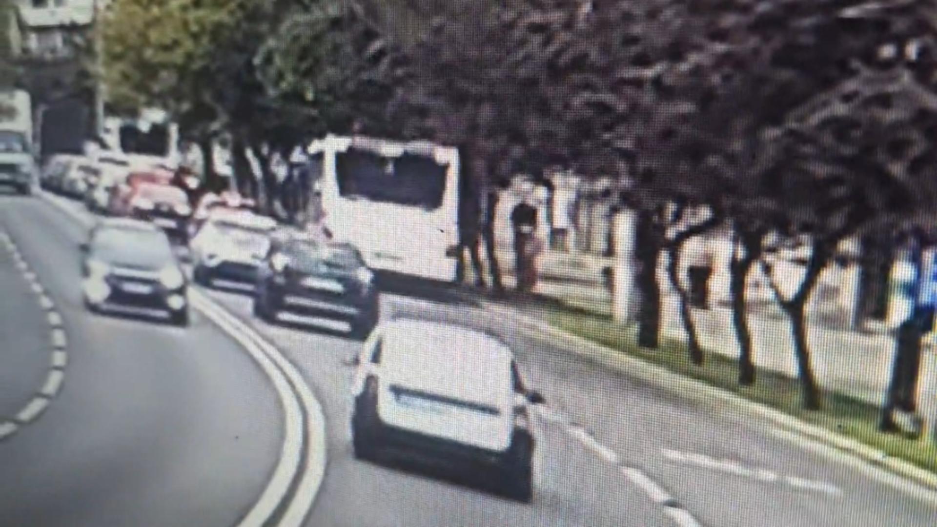 Incident cutremurător, în trafic: un mort, după ce un pasager dintr-un autobuz s-a dezechilibrat și a căzut