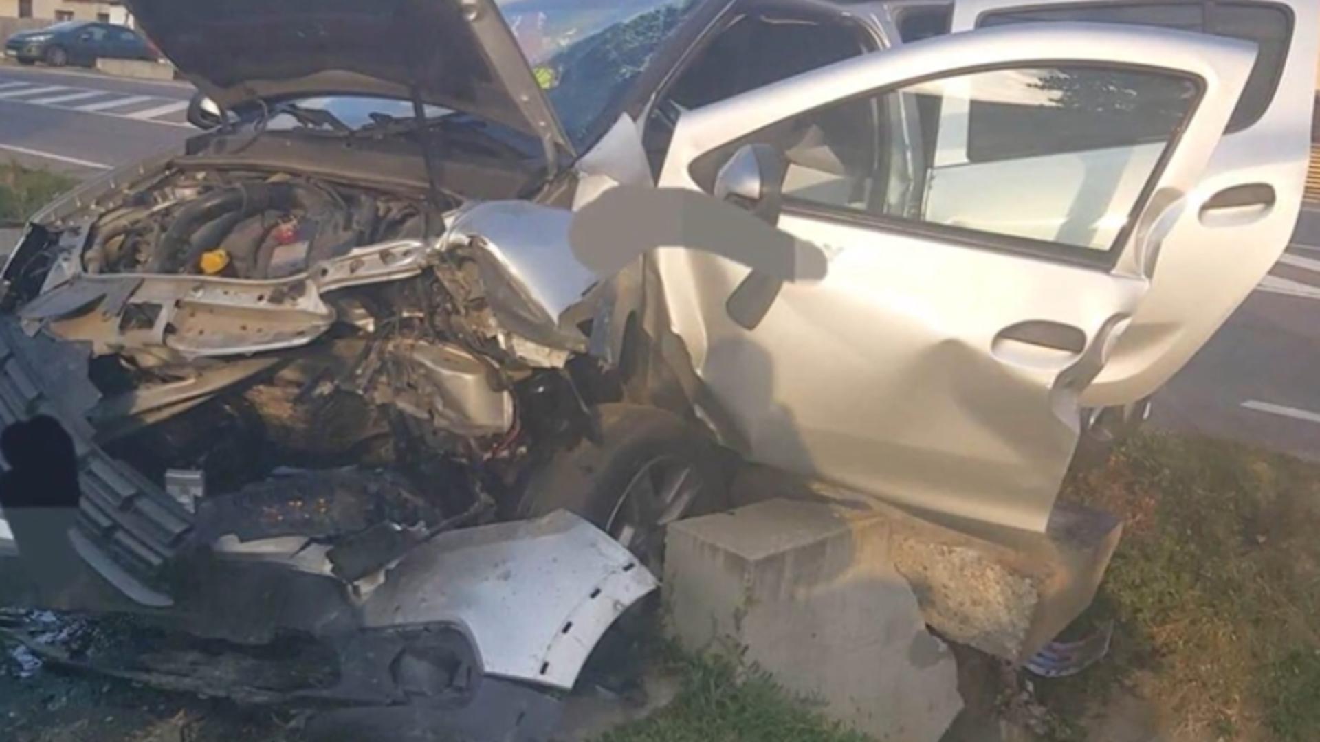 Accident Argeș. Bărbatul de 67 de ani rănit grav după ce a intrat într-un cap de pod a MURIT la spital. Șoferului i se făcuse rău la volan