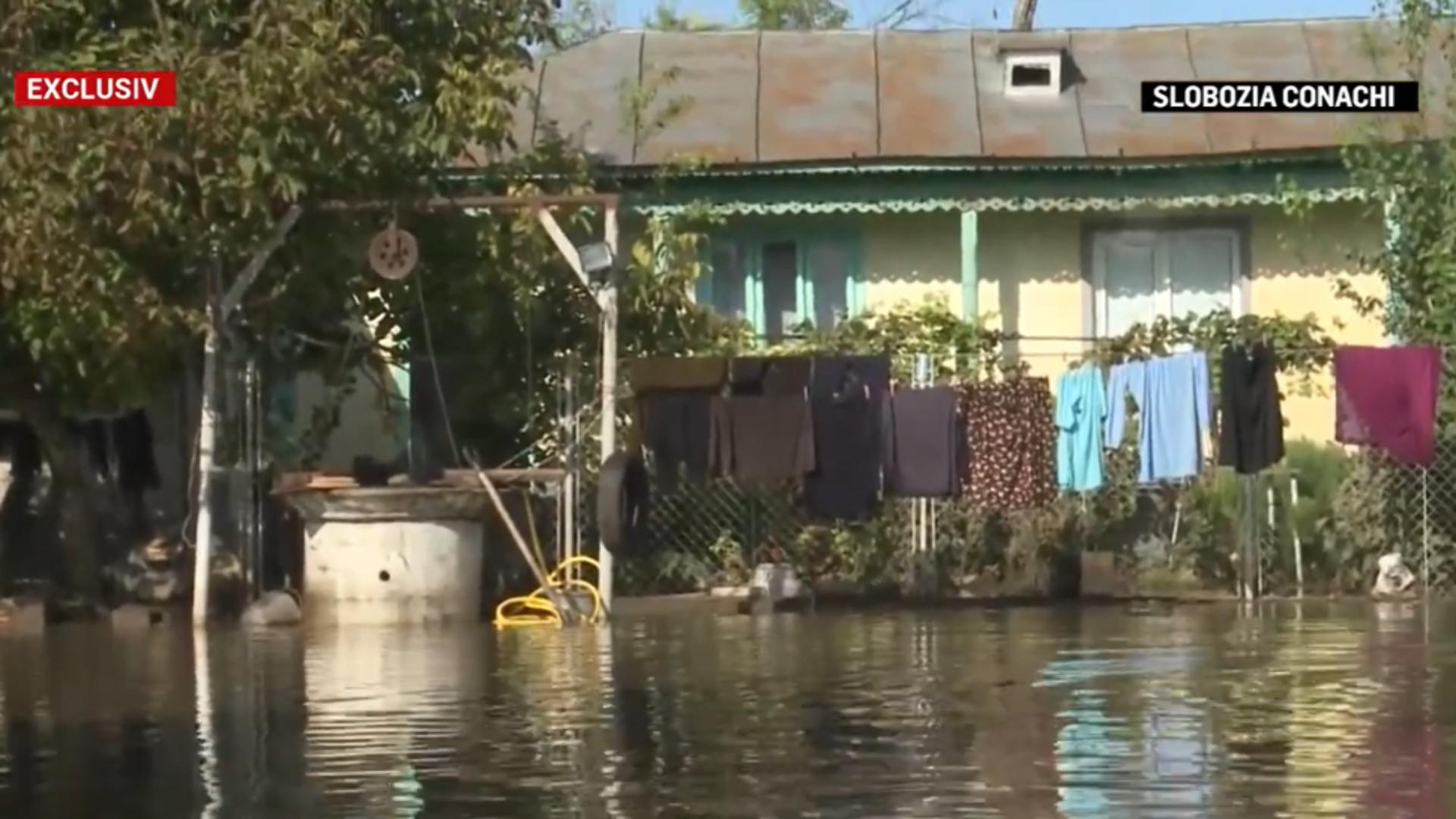 Mărturiile oamenilor loviți de INUNDAȚII: zeci de persoane au rămas sub cerul liber, doar cu hainele de pe ele./ Captură video