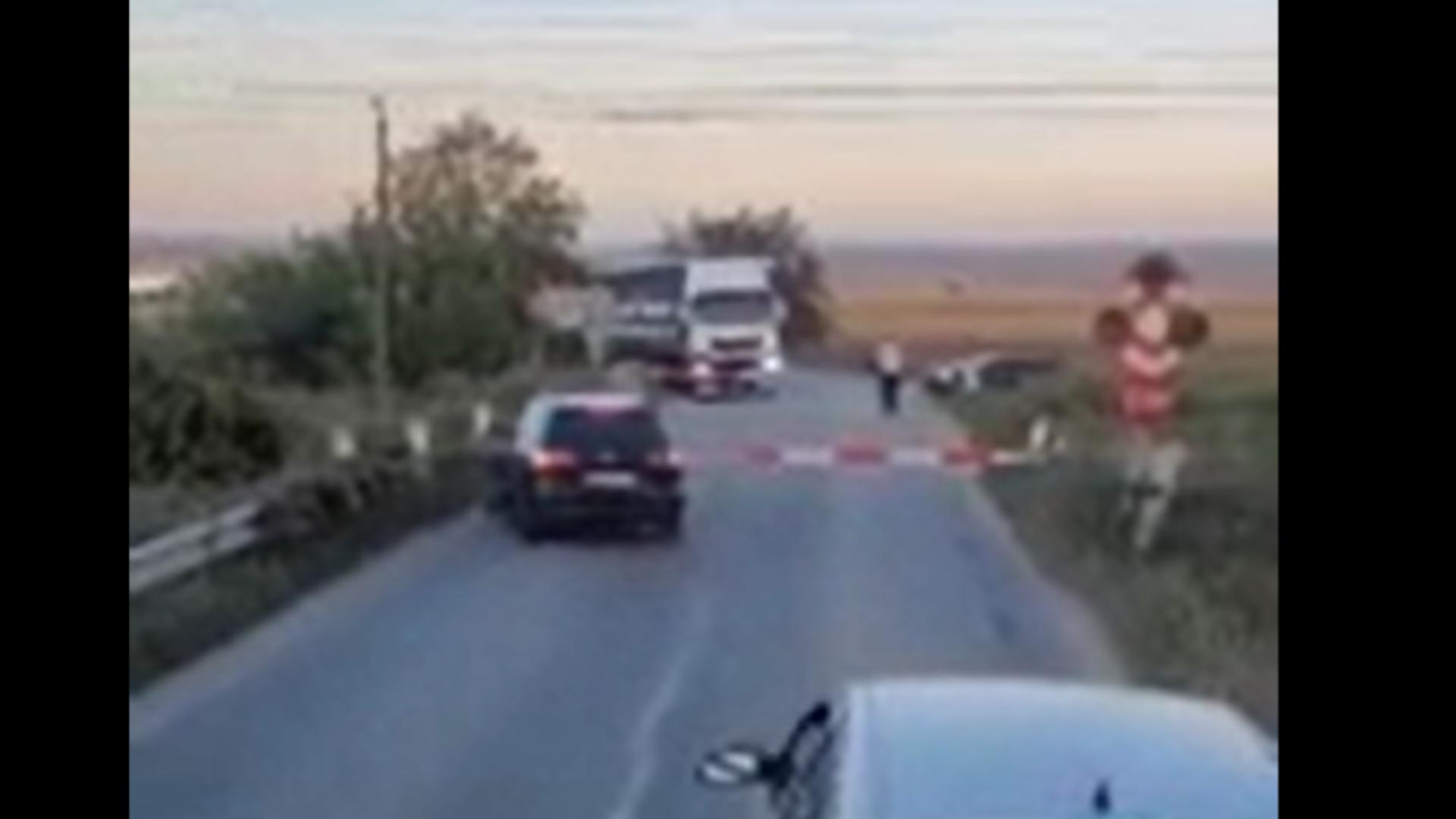 Inconștiență maximă! Mai multe mașini au ignorat semnalele luminoase și sonore și au traversat calea ferată, deși bariera era lăsată/ Captură video