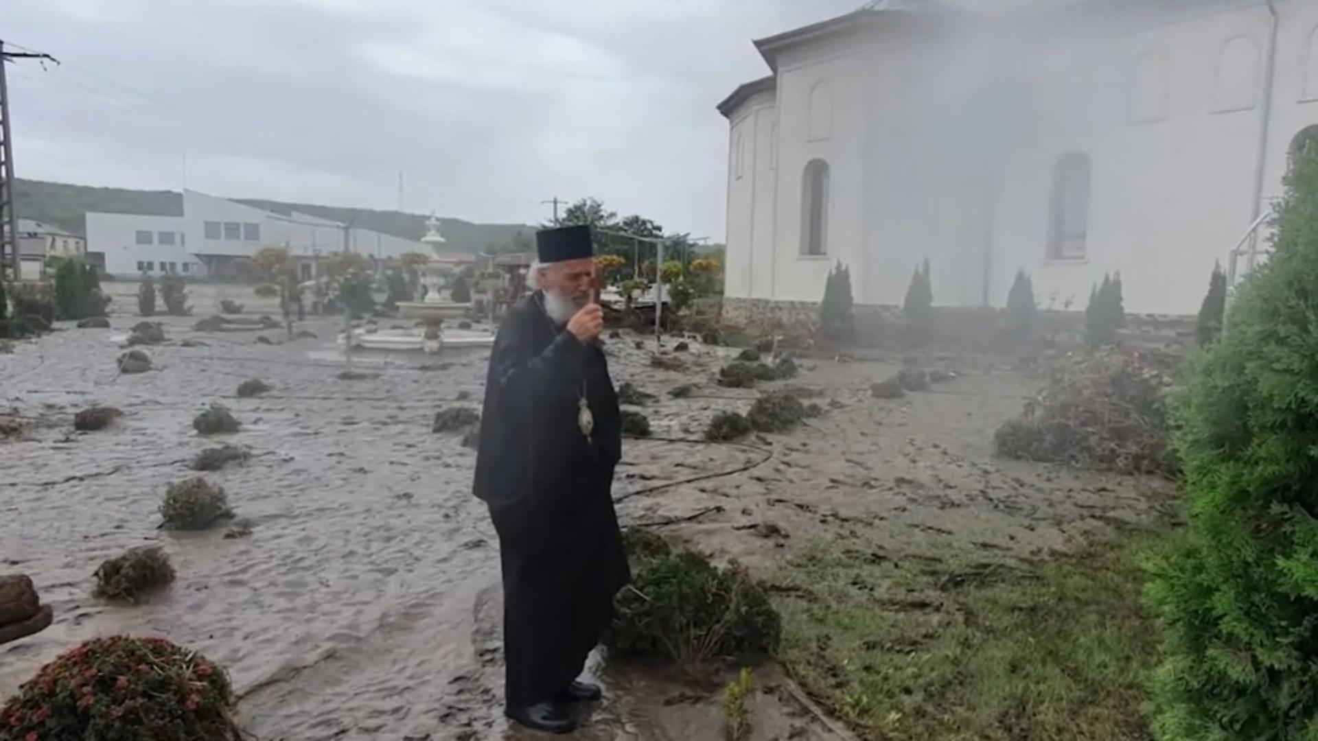 Înaltpreasfințitul Casian Crăciun a curățat cu o mătură mâlul dintr-o biserică afectată de inundații, la Galați/ Captură video