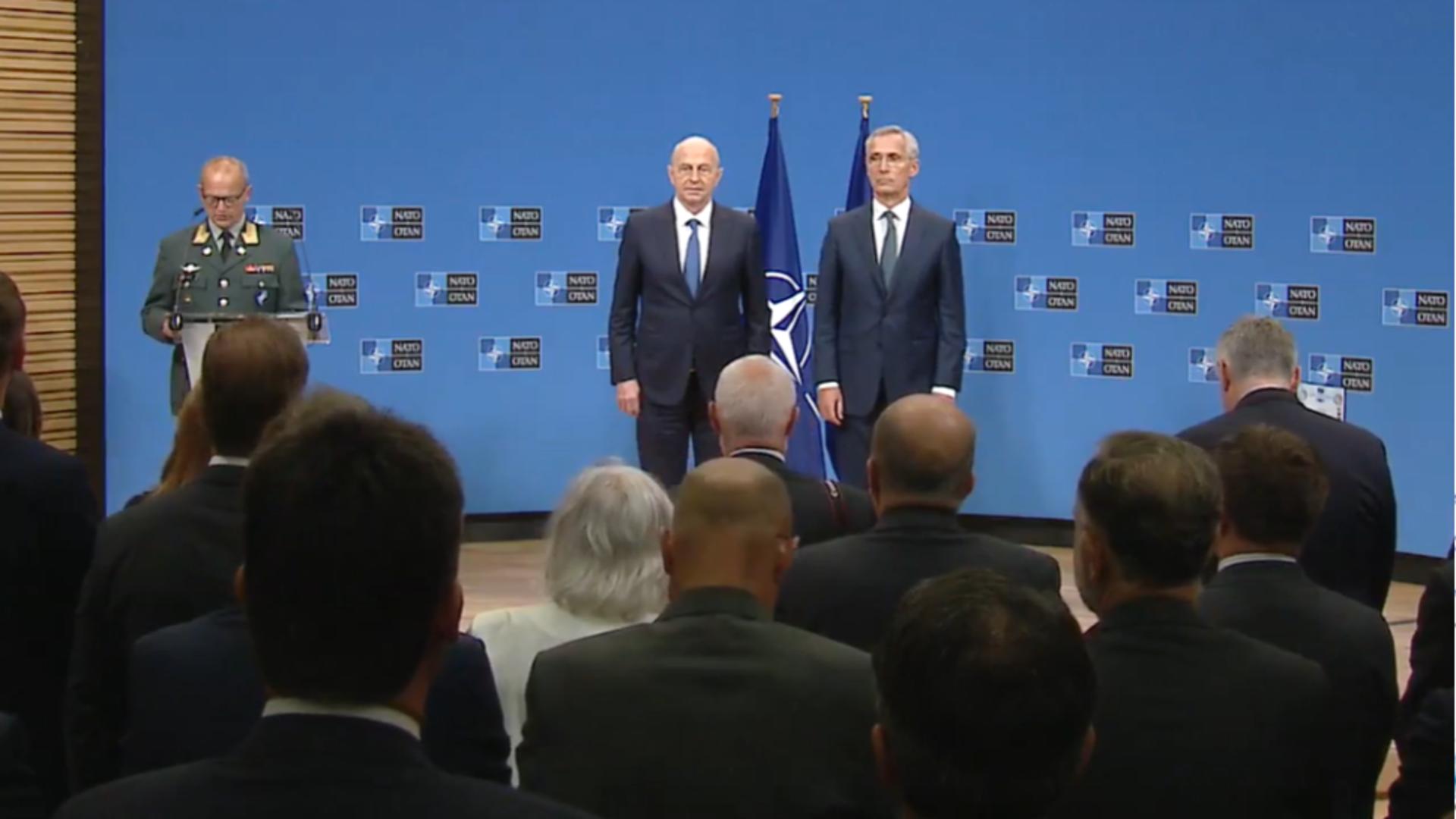 Geoană, ultima declarație la NATO. Jens Stoltenberg l-a decorat cu o medalie/ Captură video