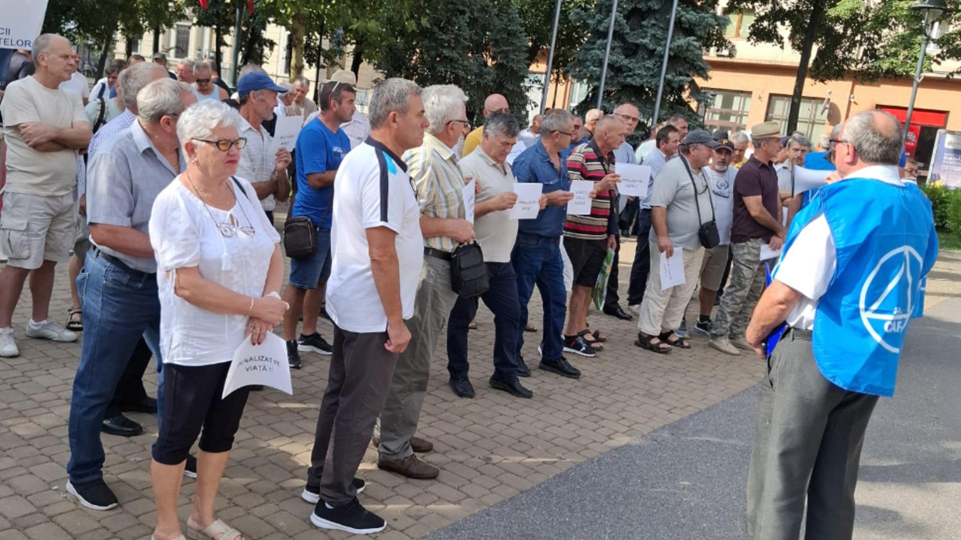 Protest al minerilor în fața Prefecturii Mehedinți