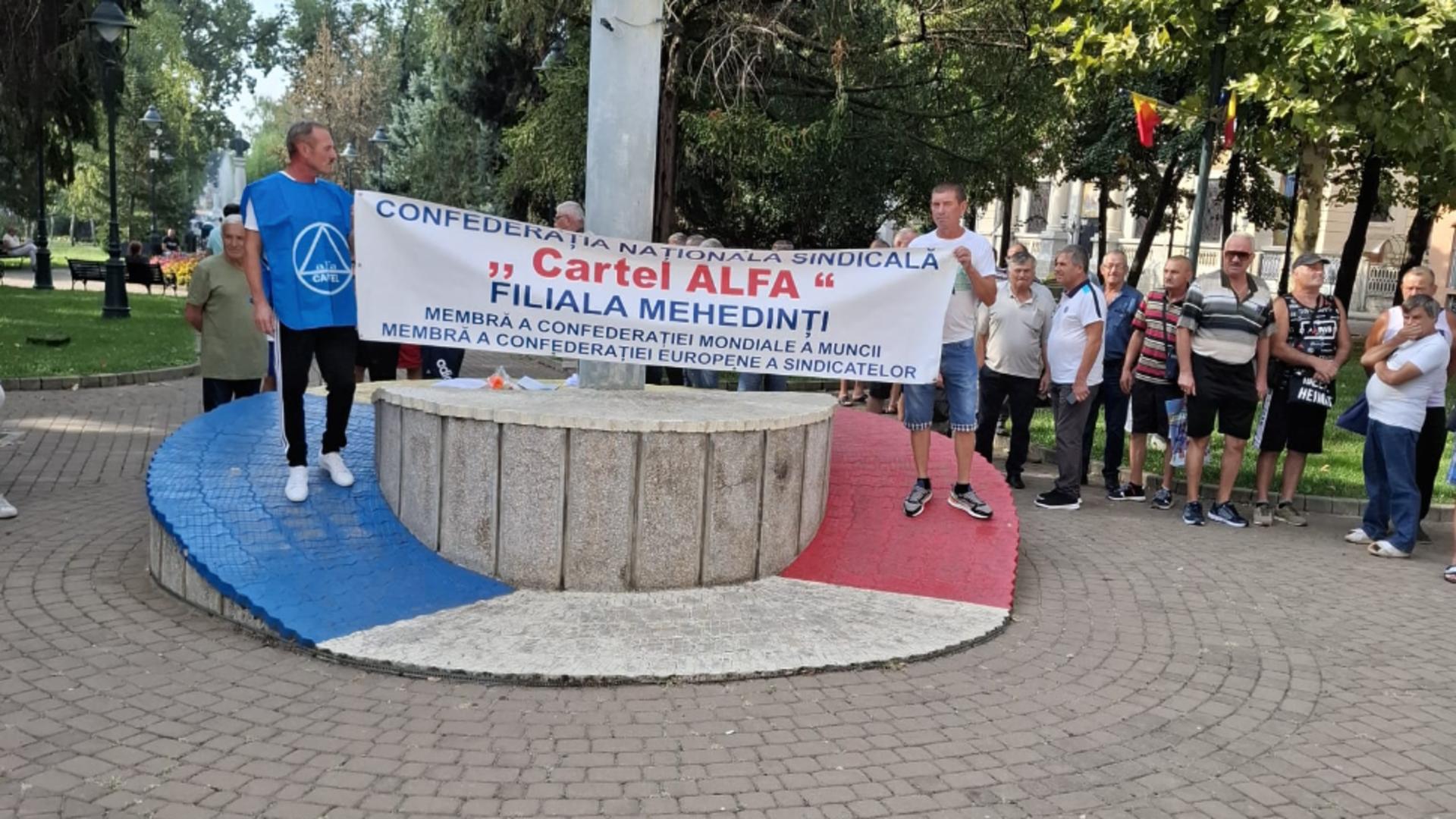 Protest al foștilor minerilor în fața Prefecturii Mehedinți