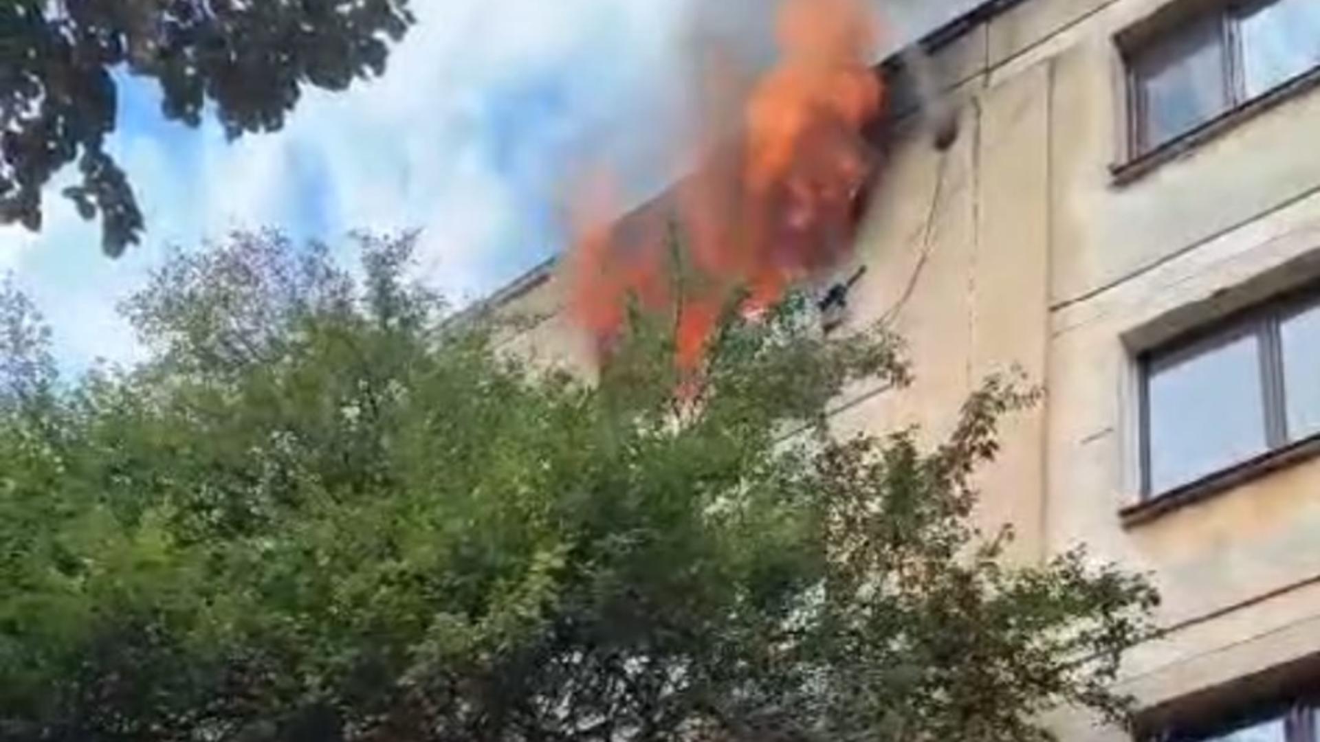 Incendiu puternic într-un bloc din Ploiești. 18 persoane au fost evacuate