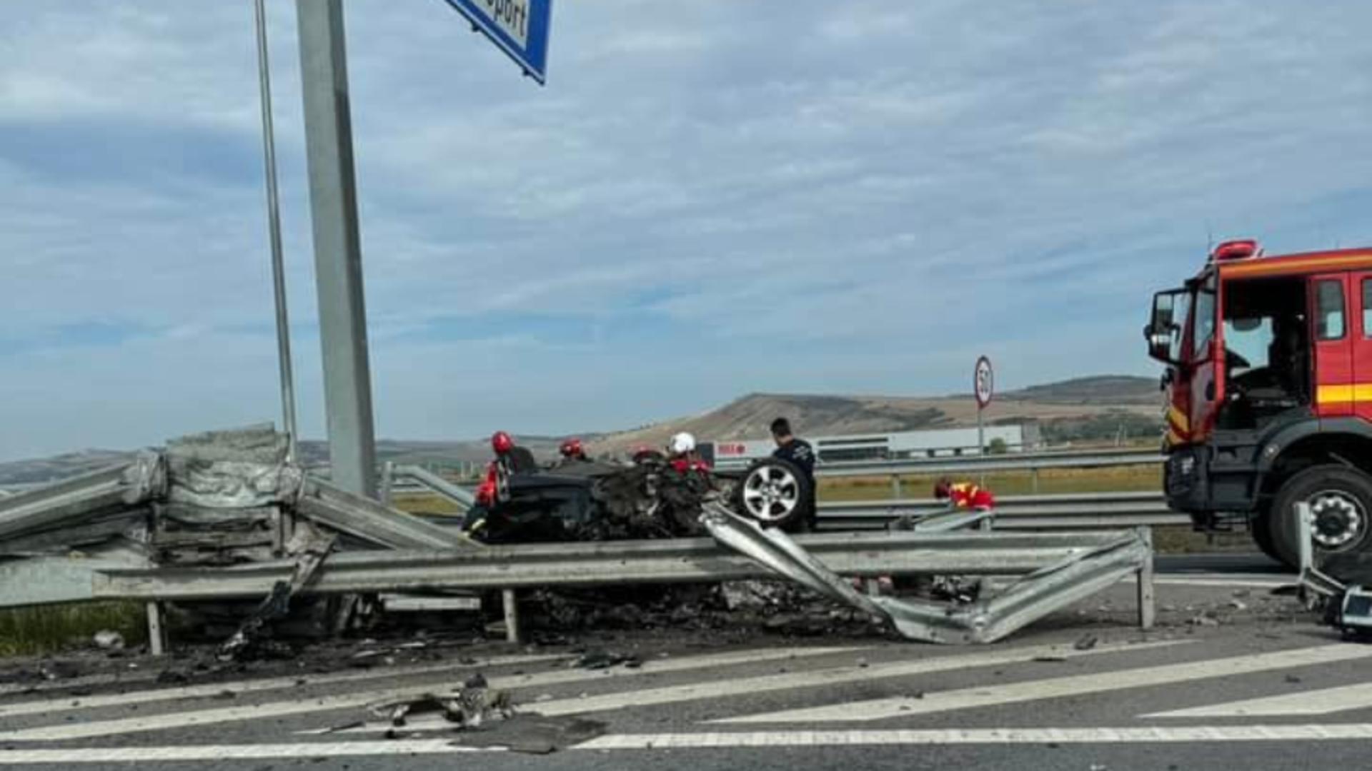 Șoferul a fost găsit mort între fiarele contorsionate. Foto/trafic24