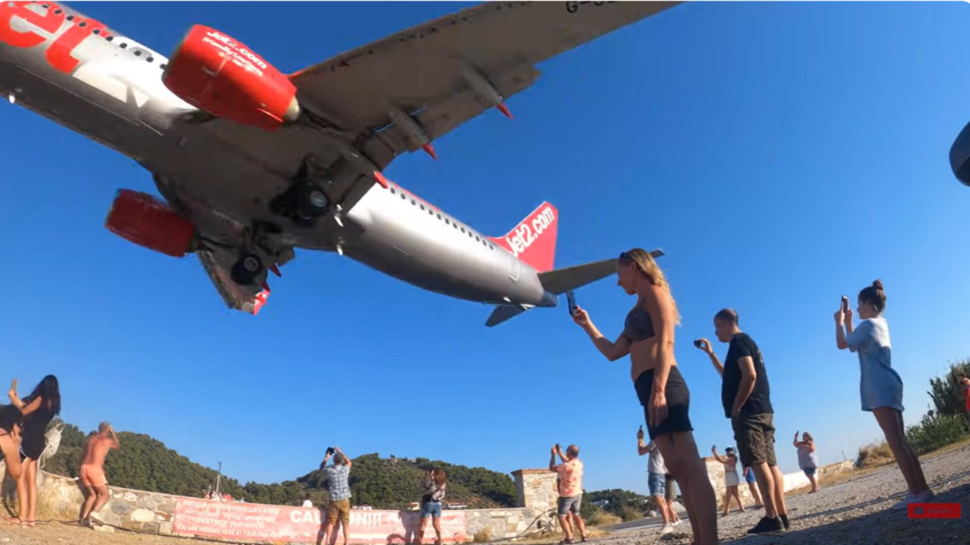 Aeroportul unde avioanele zboară la câțiva metri de capetele oamenilor. Foto: Captură YouTube