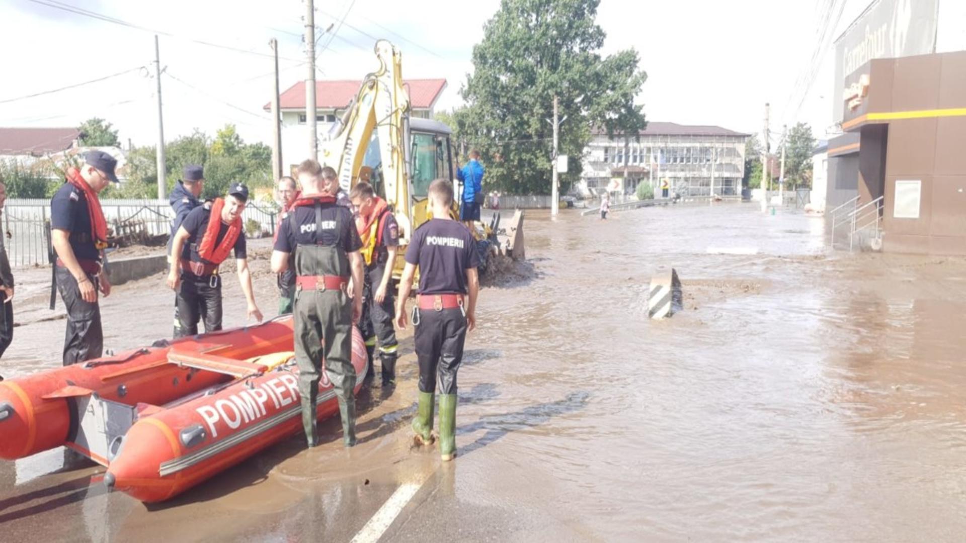 Inundațiile fac prăpăd în jumătate de țară. Foto/ISU