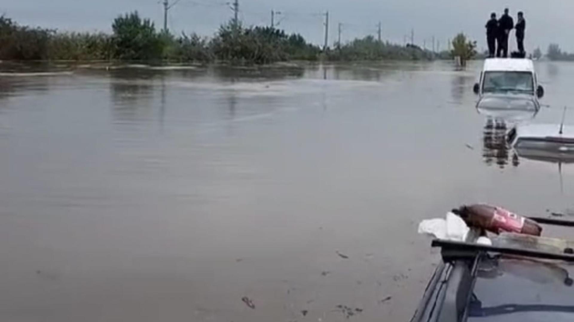 Camioane și TIR-uri prinse sub puhoiul de ape. Foto/Captură video