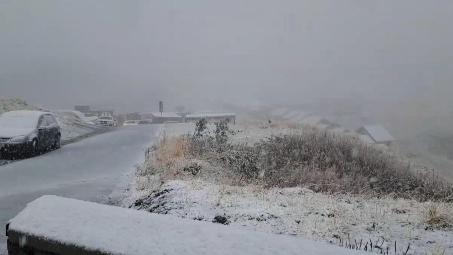 Ninge pe Transfăgărășan. Drumarii intervin pentru a da zăpada de pe șosea. Foto/Meteoplus